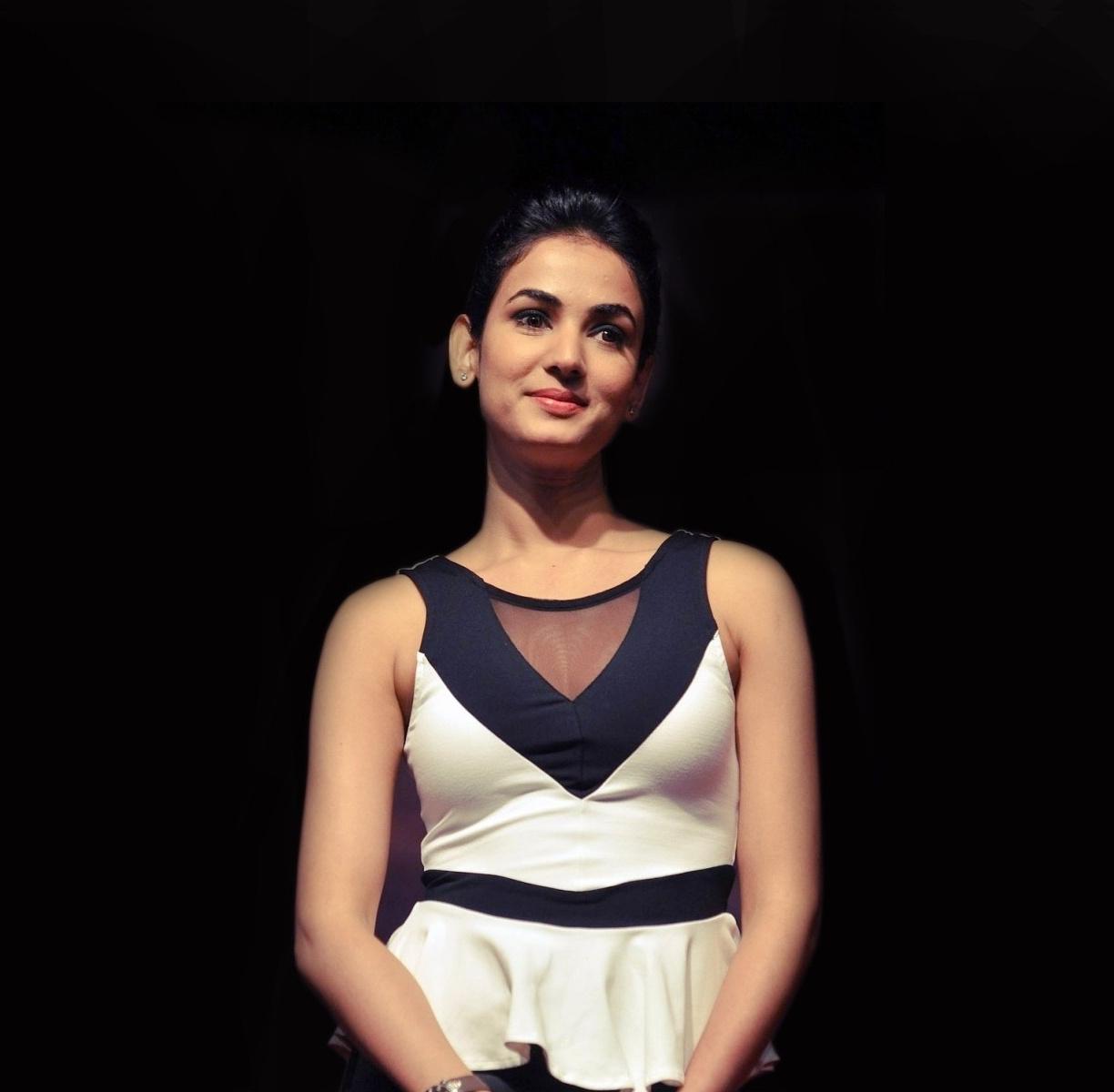 Desktop wallpaper sonal chauhan, bollywood, beautiful