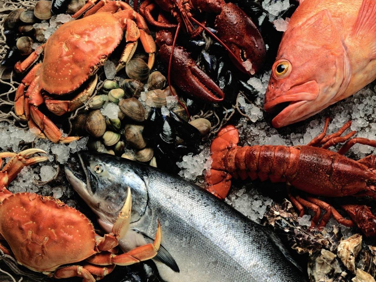 Download wallpaper 1280x960 seafood, fresh, fish, crab