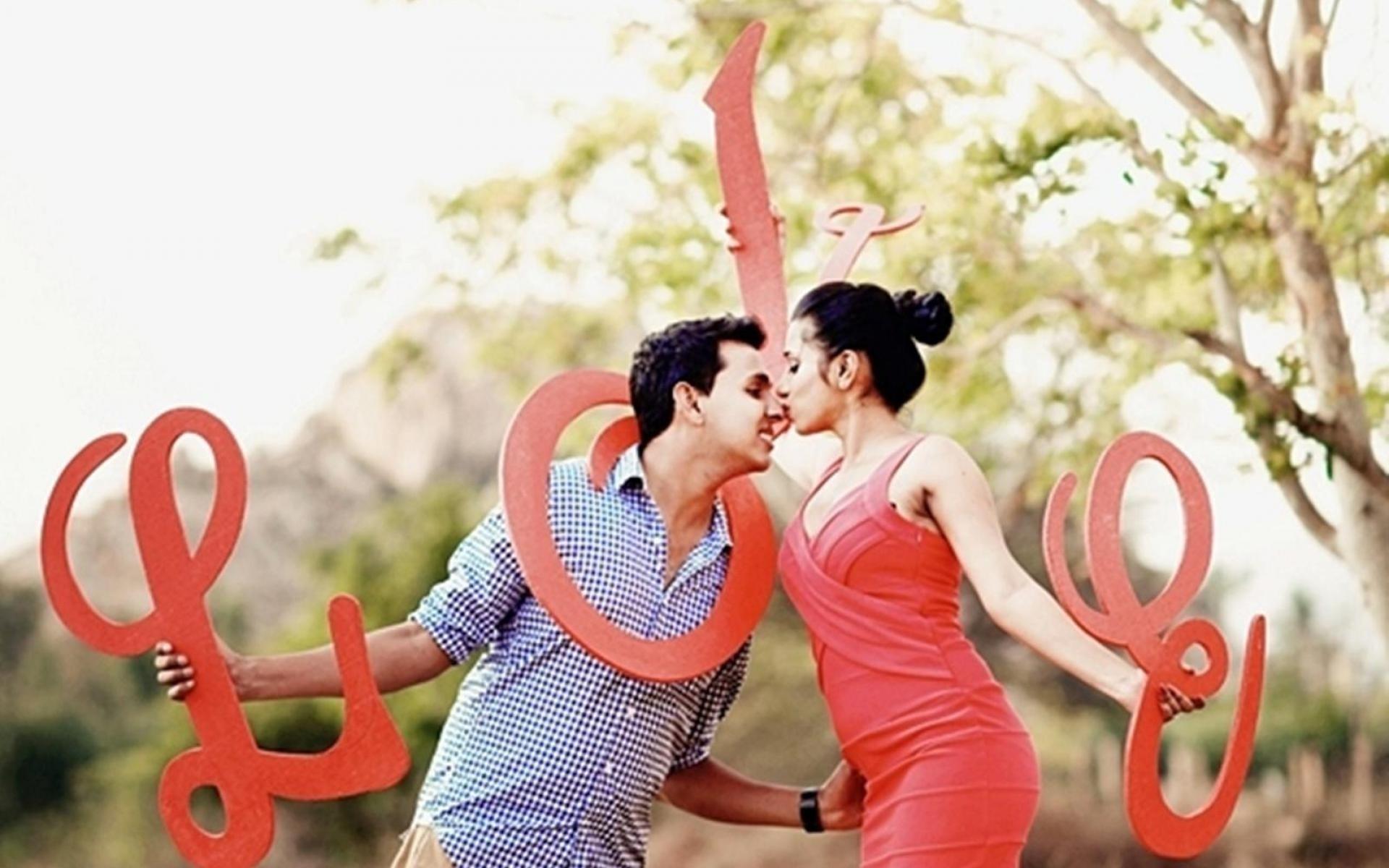 Love Kiss Wallpaper 2018