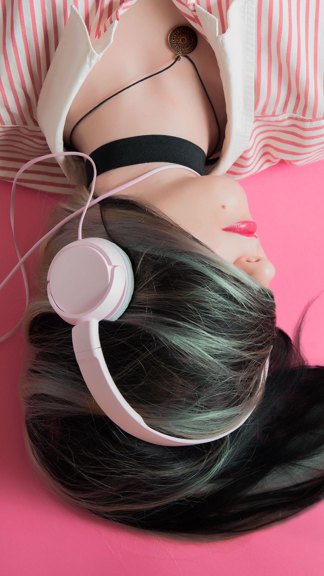 Download wallpaper 1350x2400 headphones, girl, music lover