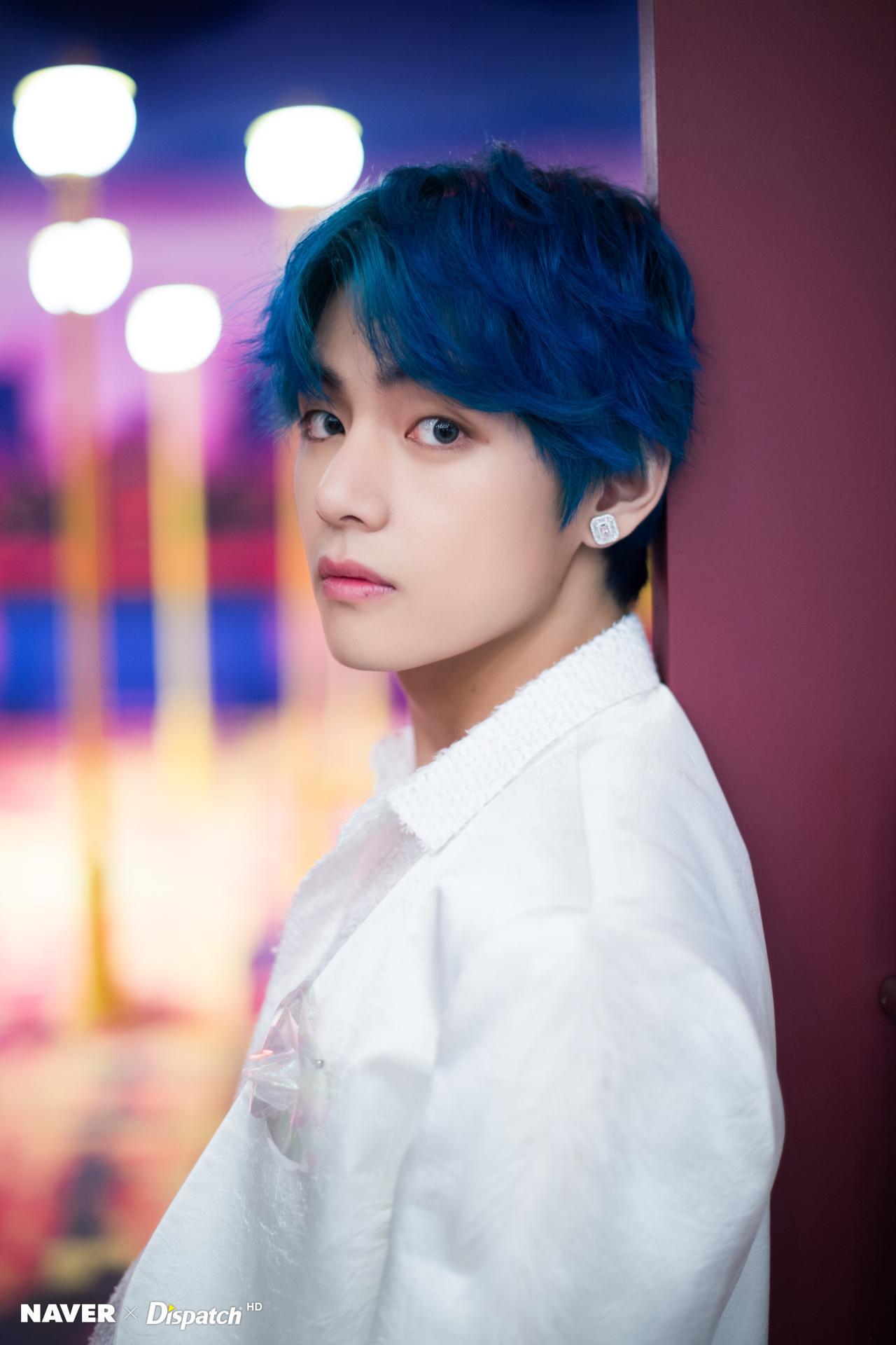 V (BTS) visual king shinning in blue hair