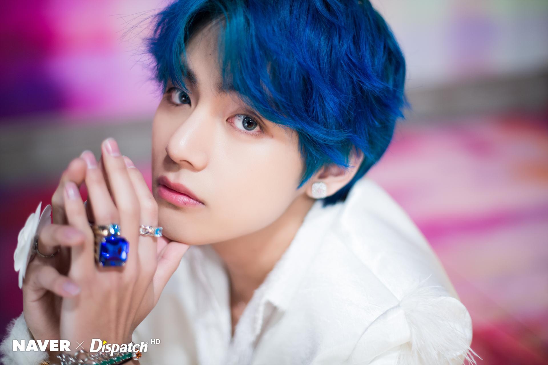 V (BTS) visual king shinning in blue hair