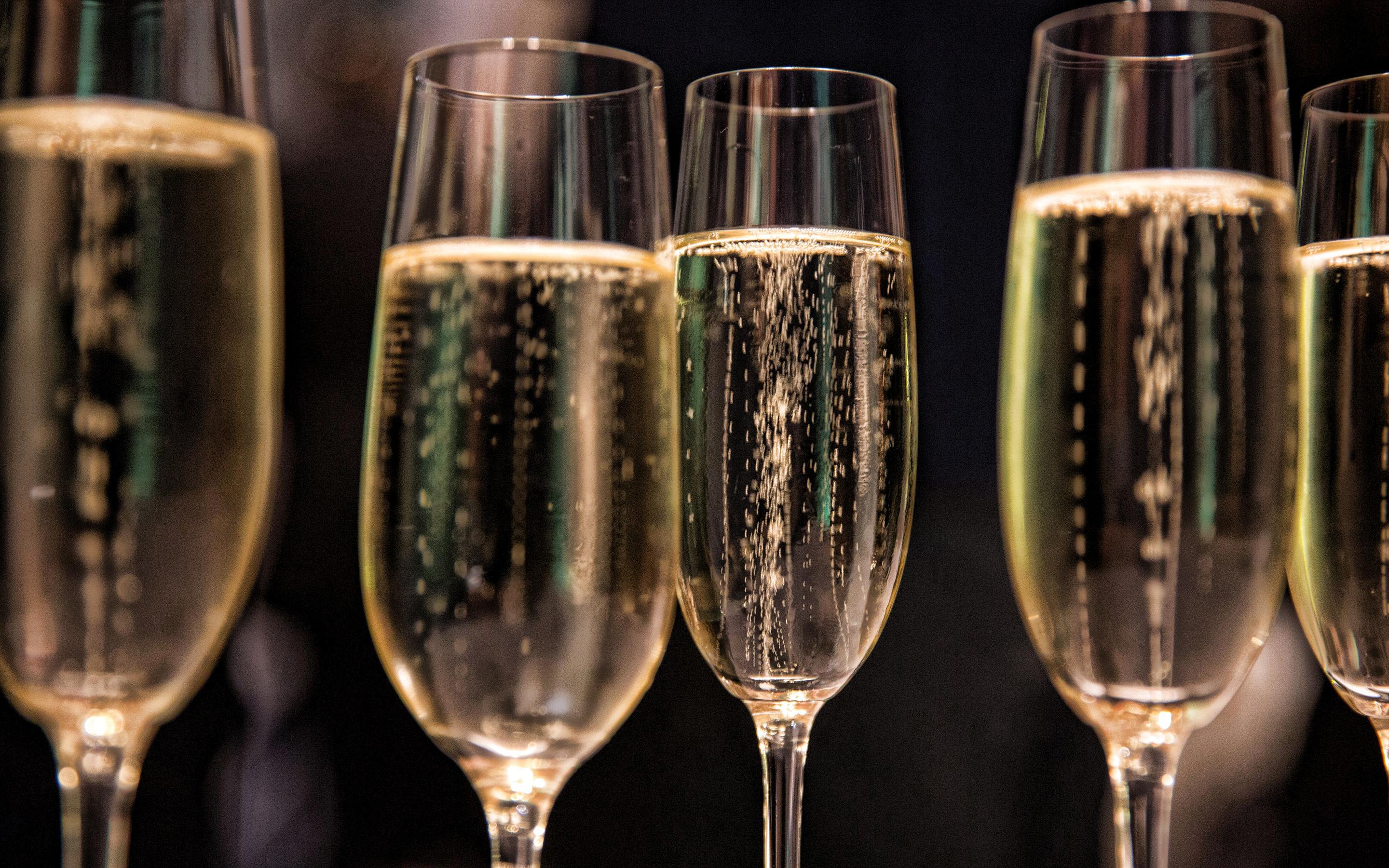 Download wallpaper champagne on a black background