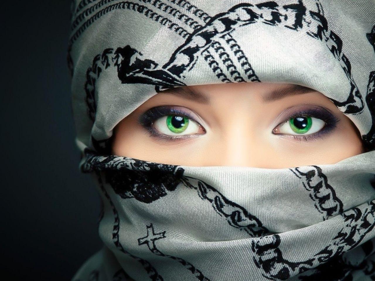 closeup green eyes muslim scarf faces hijab 1496x868