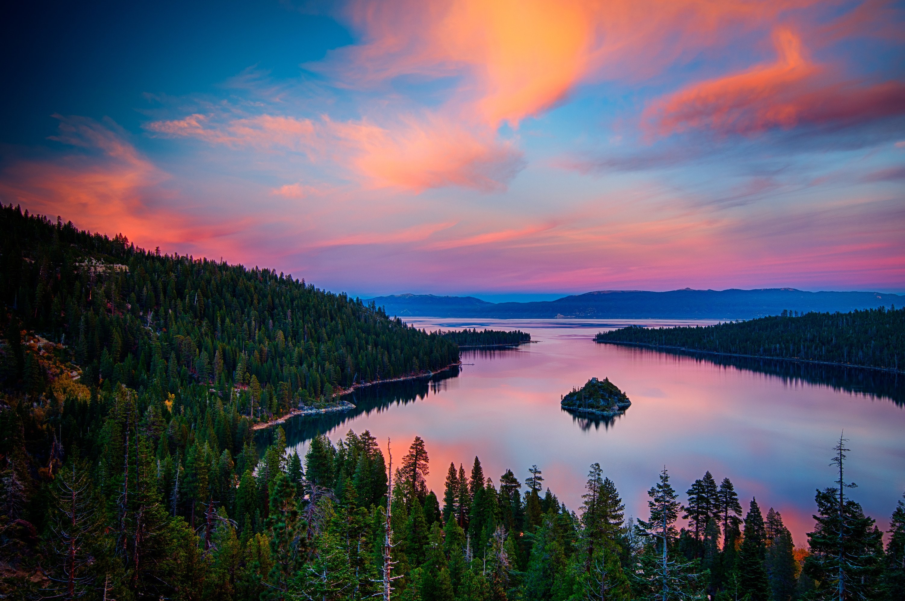 Nếu bạn đang tìm kiếm một nền máy tính mới và đẹp thì hồ Lake Tahoe chính là lựa chọn tuyệt vời. Với bầu trời trong xanh, dãy núi phía xa và mặt hồ xanh ngắt, hình ảnh này sẽ thật sự tuyệt vời trên màn hình máy tính của bạn.