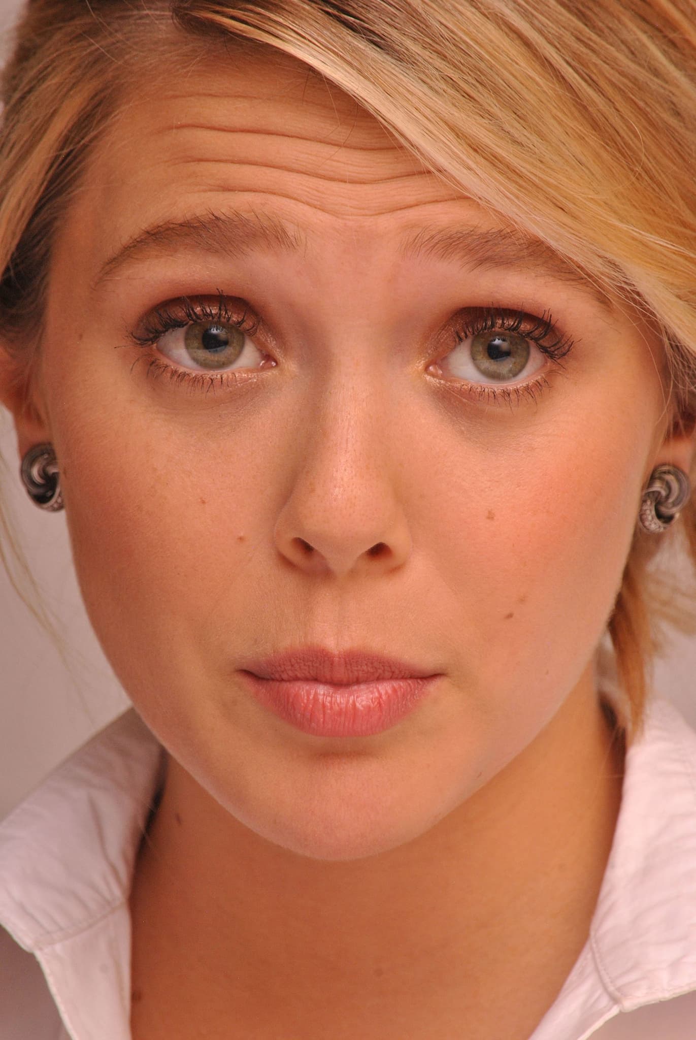 Elizabeth Olsen eyes High Resolution wallpaper Image
