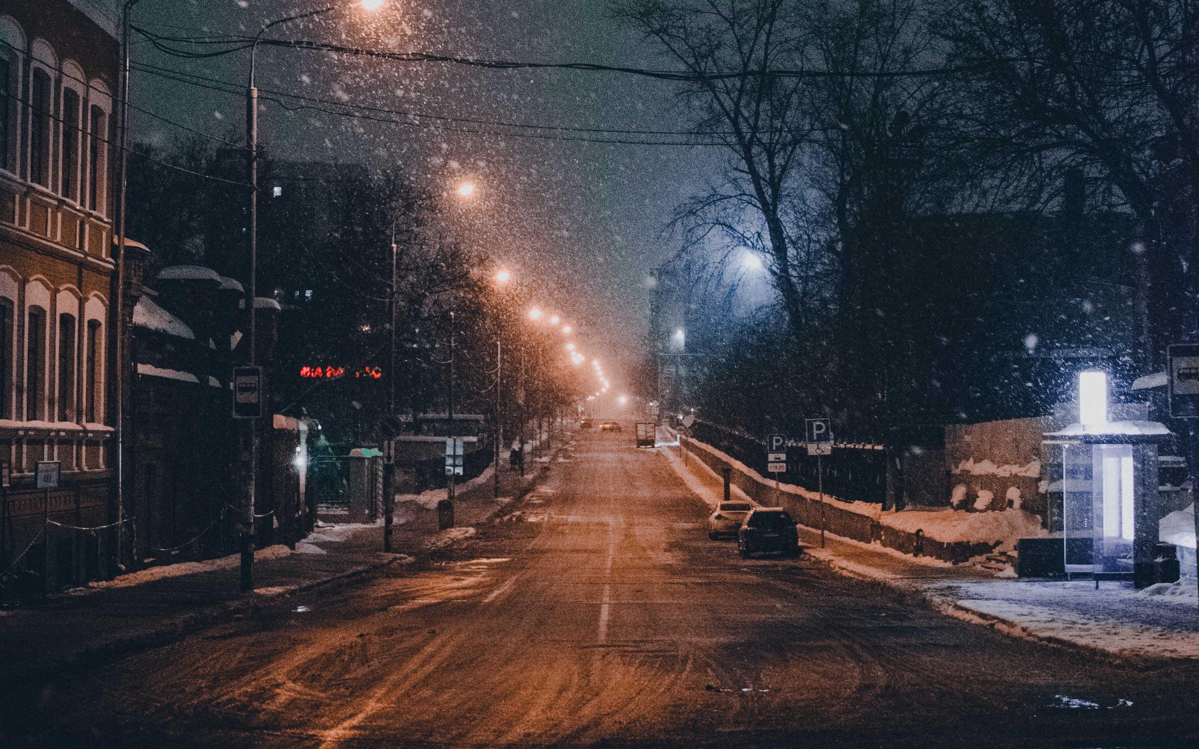 Download wallpaper 3840x2400 night city, road, snowfall