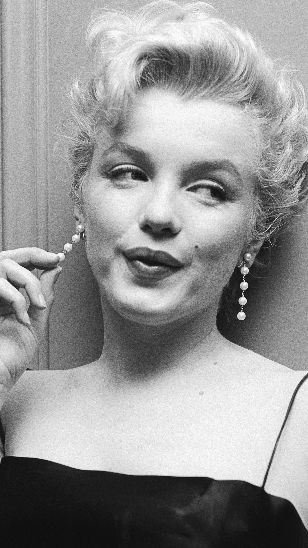 Celebrity Marilyn Monroe (1080x1920) Wallpaper