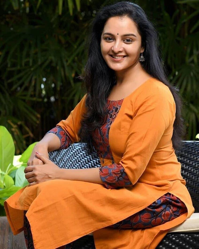 Manju Warrier in minimalist peach crepe saree paired with swan lake  inspired embroidered blouse.#pranaah | Beautiful girl photo, Desi beauty,  Indian beauty