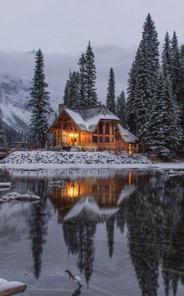 Cozy Log Cabin in wintertime Wallpaper, iPhone
