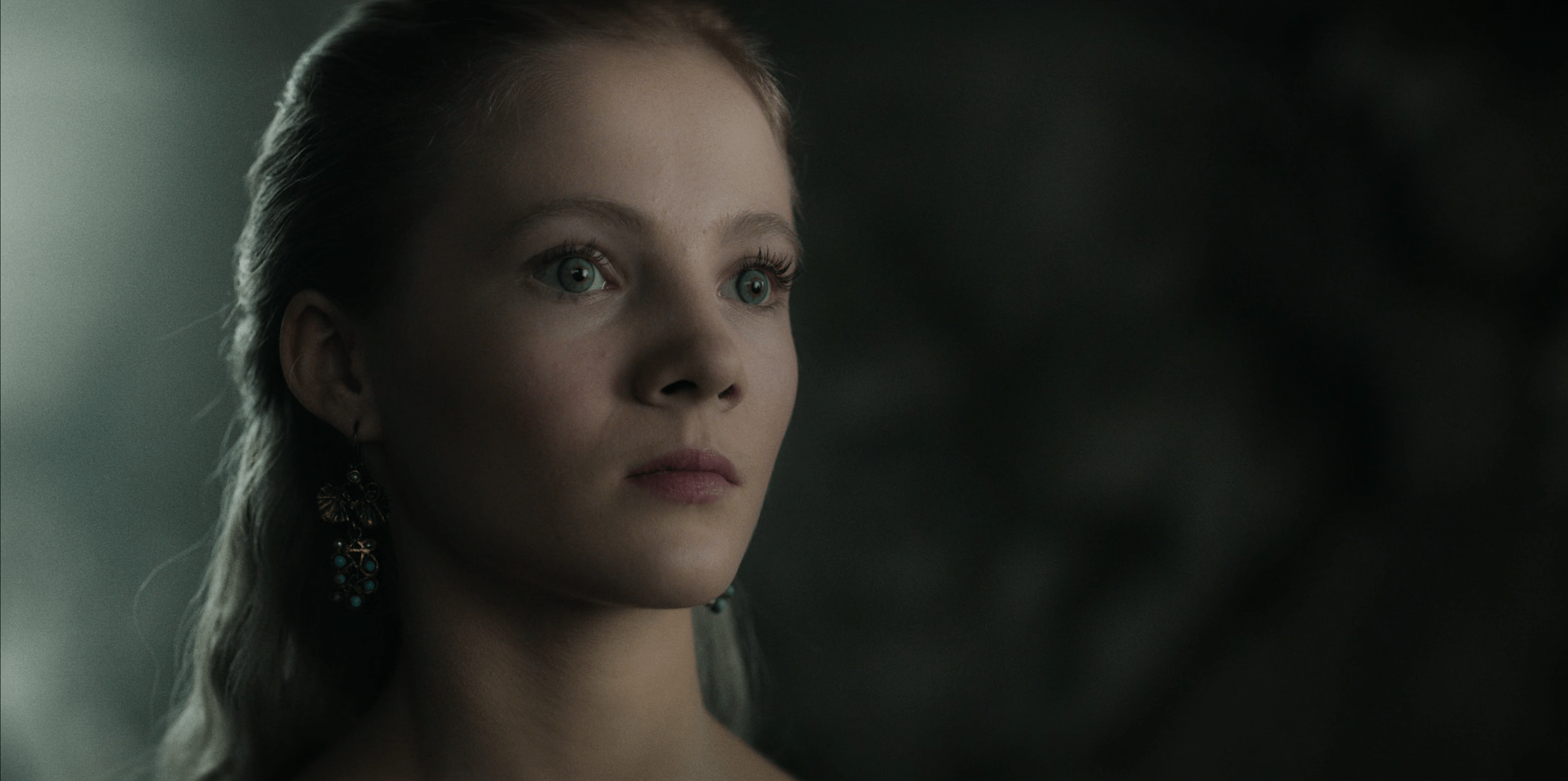 Anya Chalotra & Freya Allan: Witcher Fight Secrets - wah3s9w