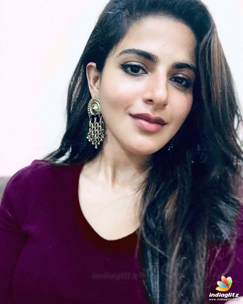 Iswarya Menon Photo Actress photo, image, gallery
