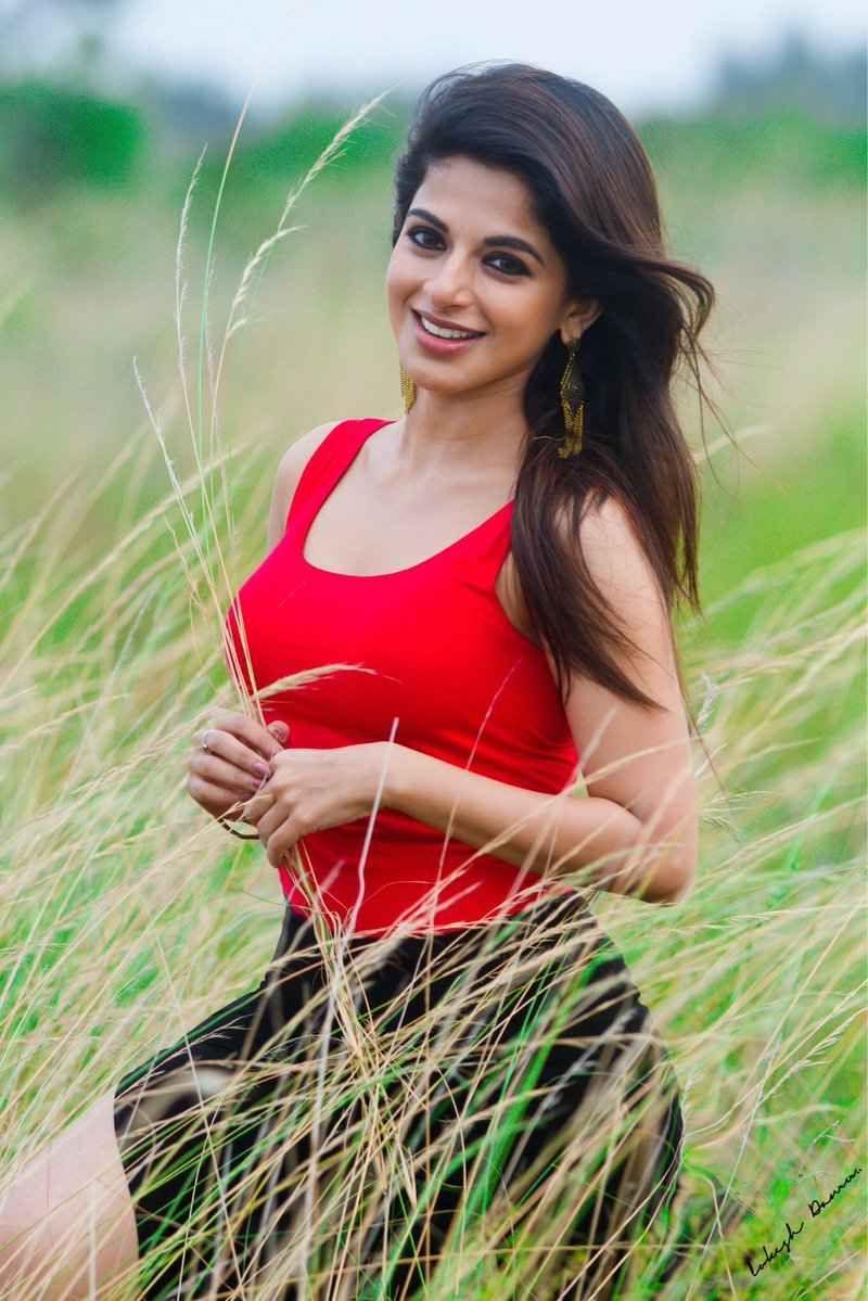 Iswarya Menon Latest Hot Stills, Iswarya Menon Spicy Photo