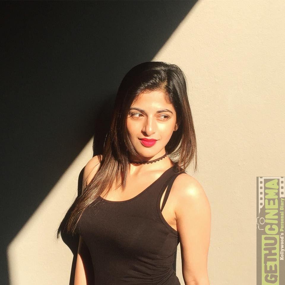 Thamizh Padam 2 Actress Iswarya Menon 2018 Cute Image