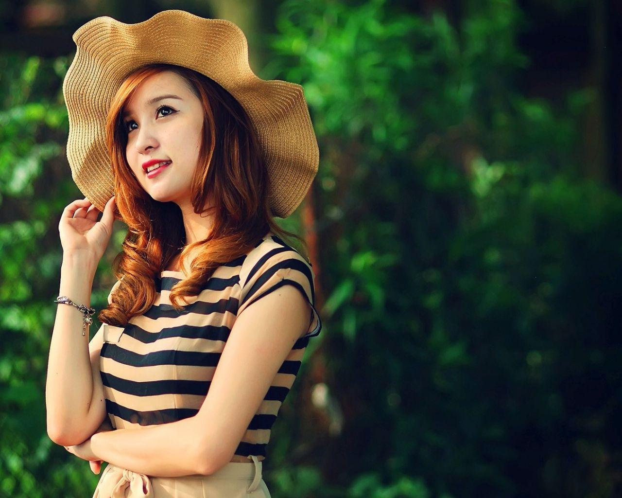 Girl with hat wallpaper 3
