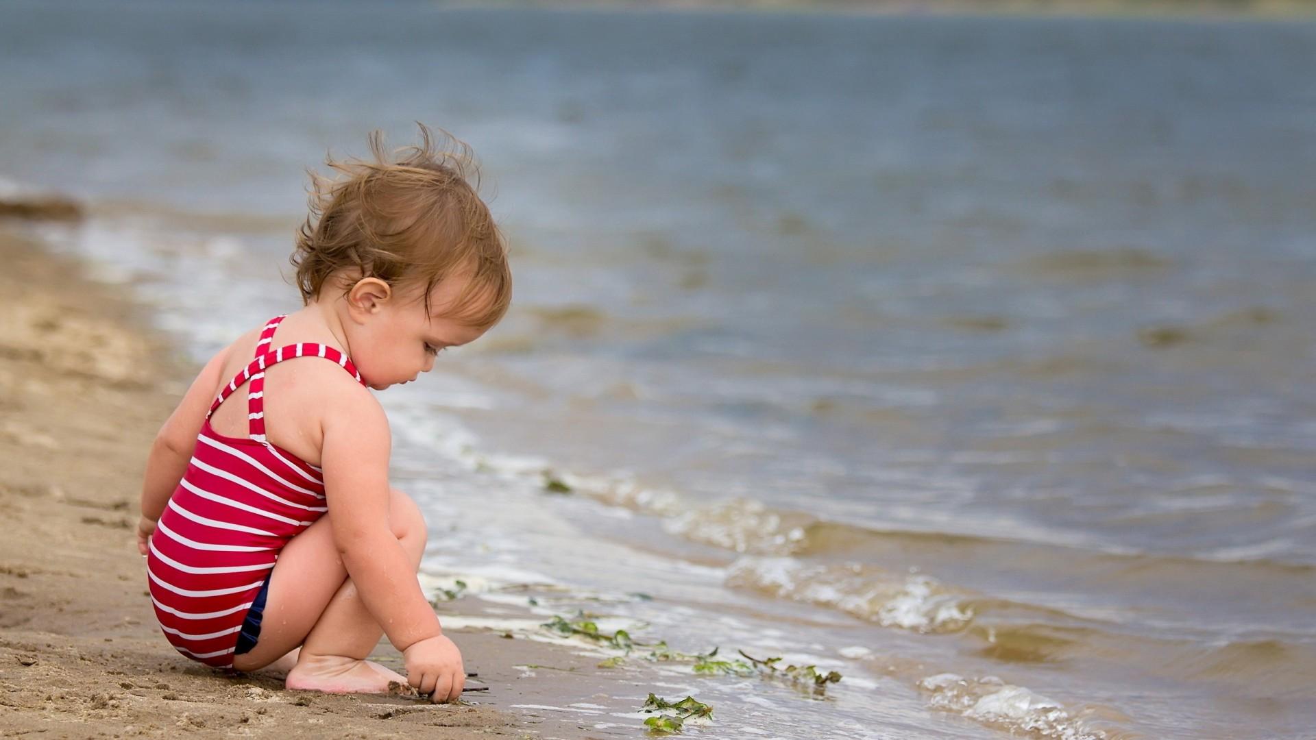 Small and Cute Baby Wallpaper download for free