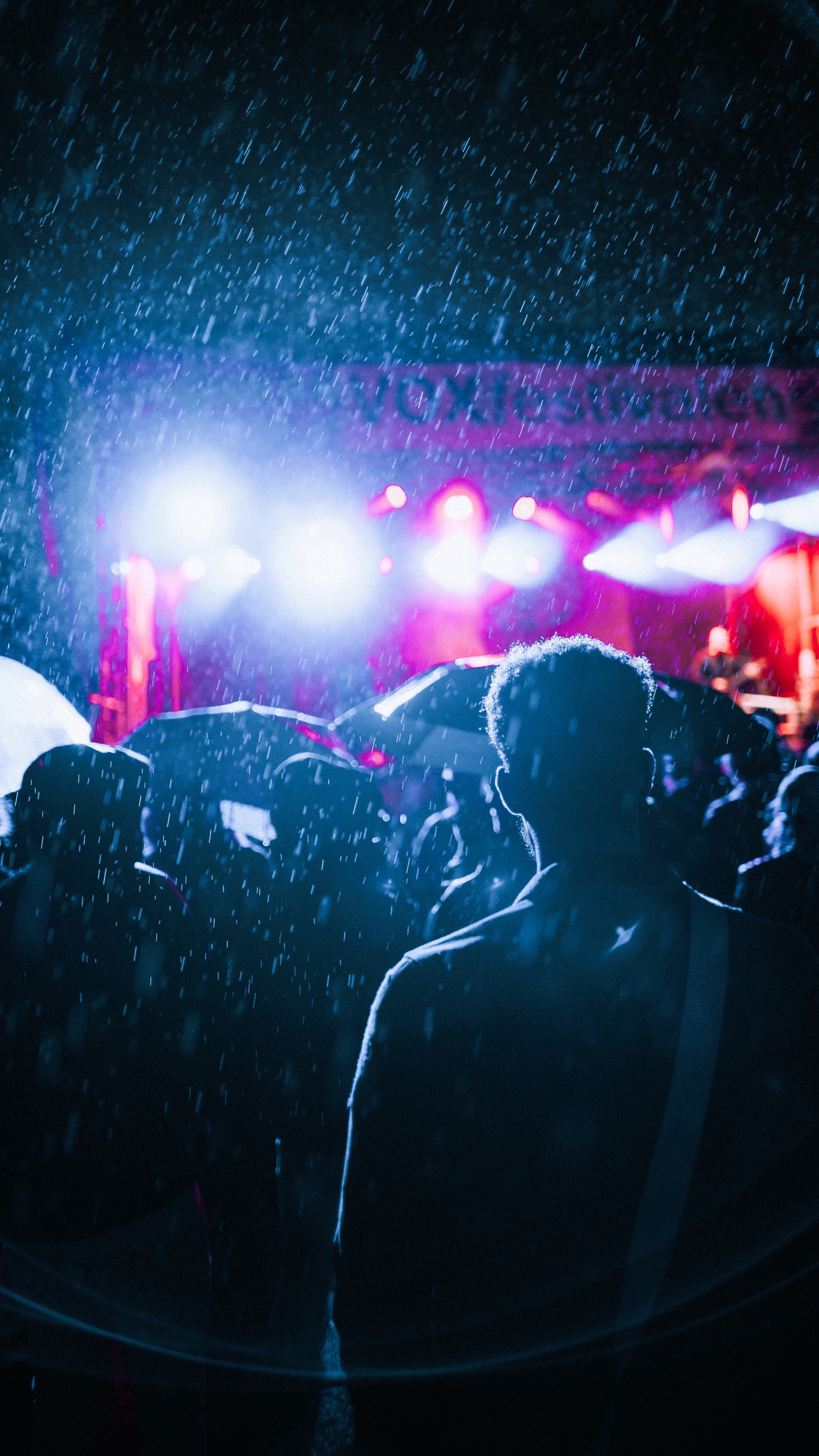 Download wallpaper 1440x2560 rain, crowd, silhouettes