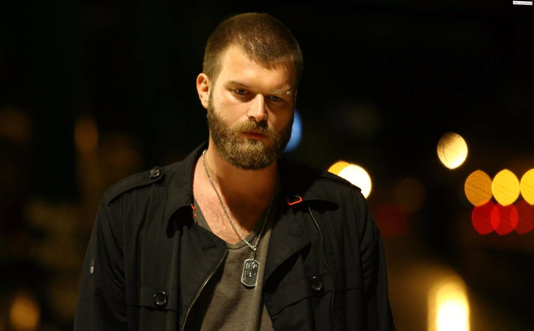 Turkish Celebrity Kıvanç Tatlıtuğ Wallpaper HD / Desktop