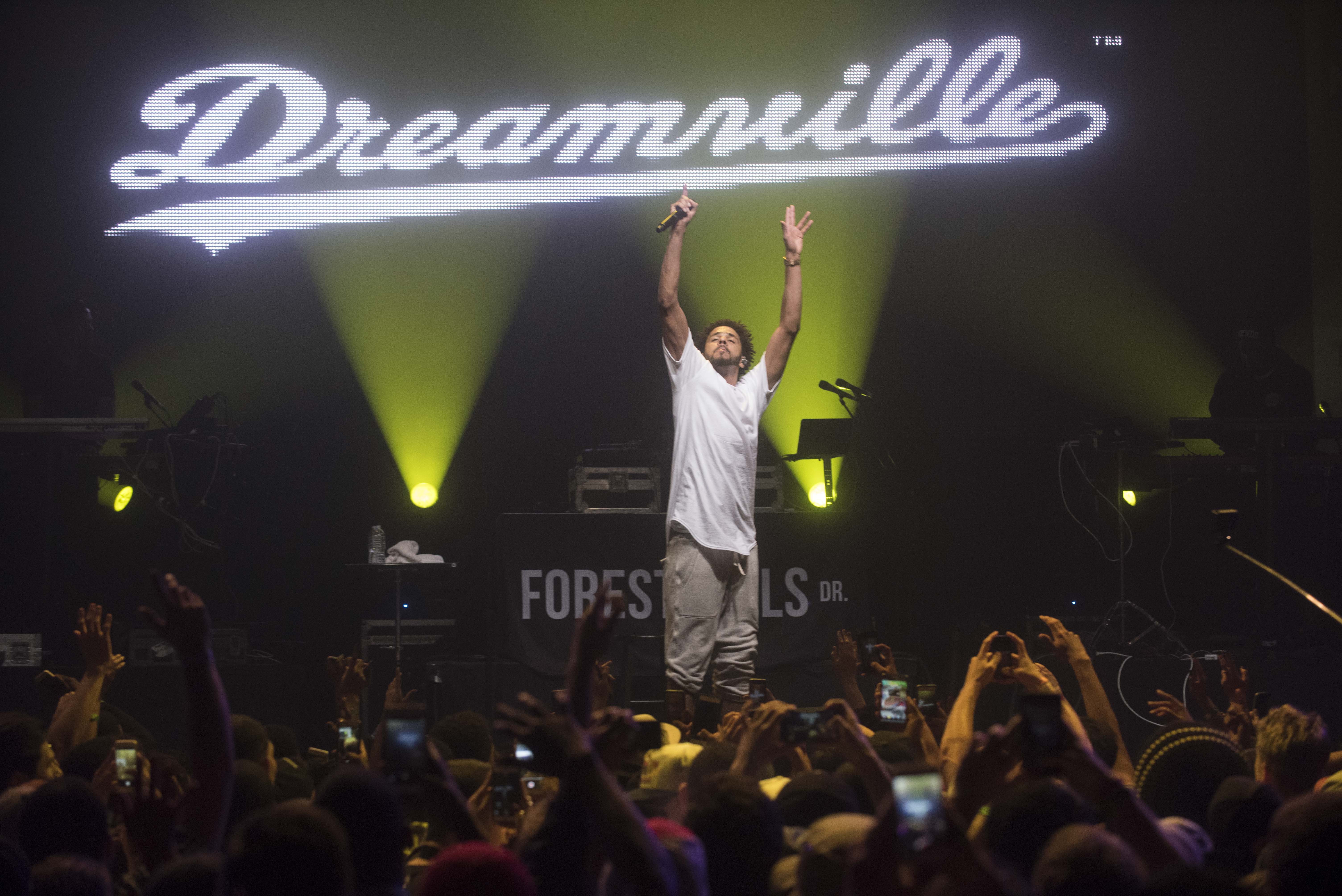 Could anyone with any experince with photoshop put the red Dreamville logo  onto a black backround for a screensaver? Thanks : r/Jcole
