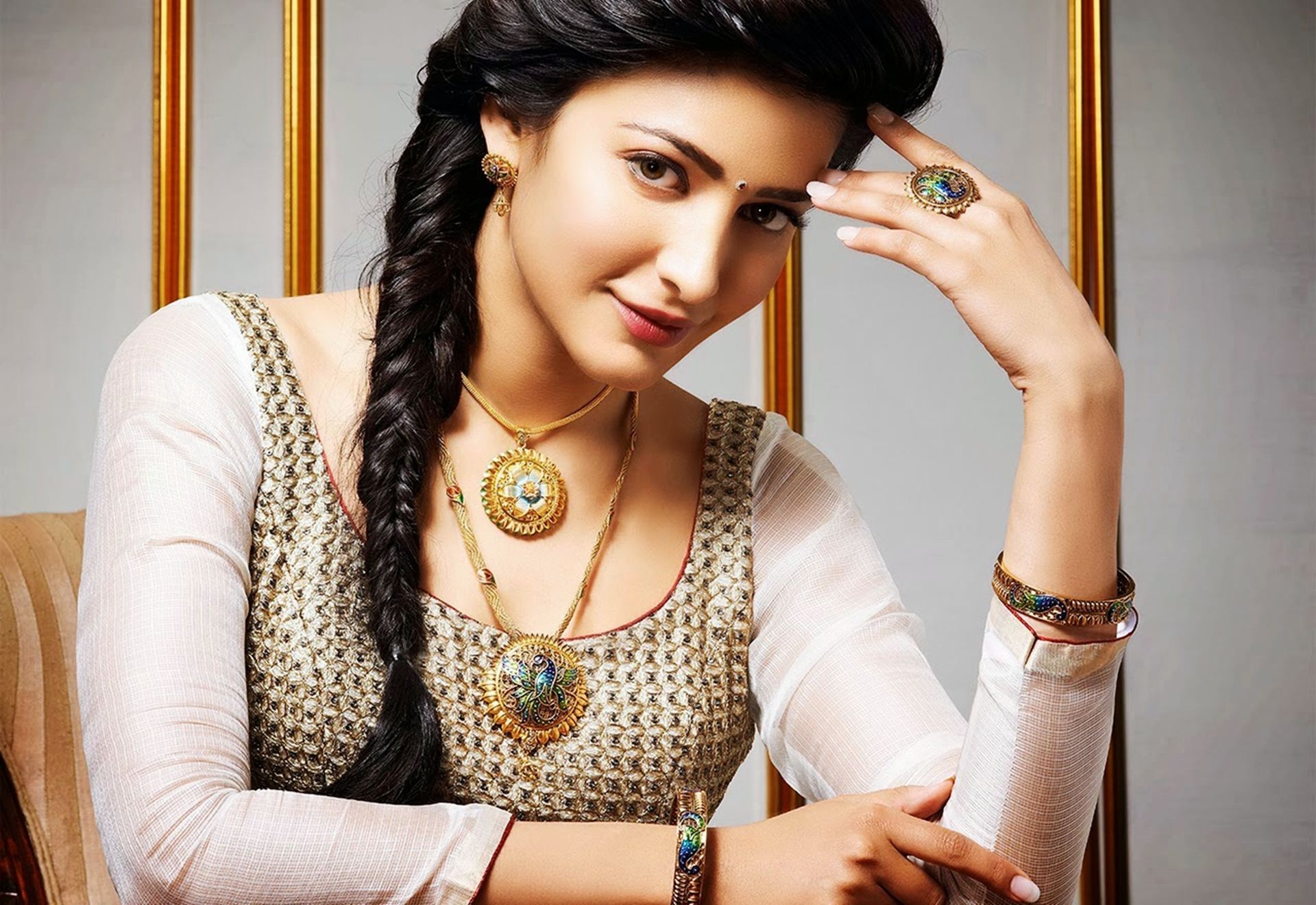 Shruti Hassan Background 4K Download