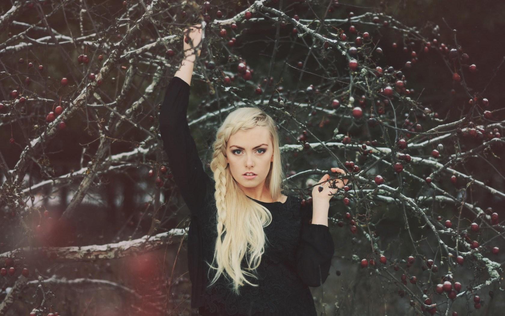 Beautiful Winter Girl Wallpaper