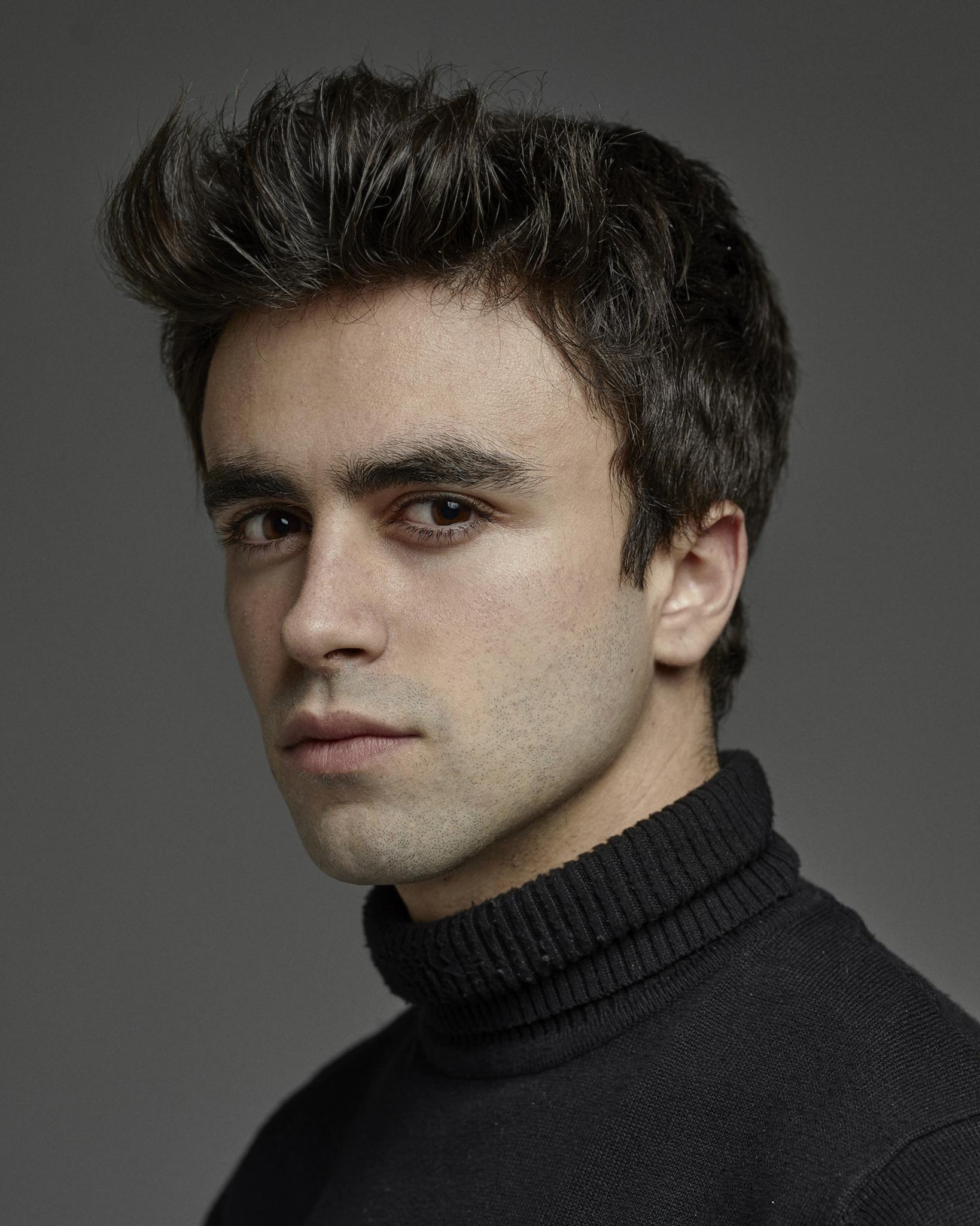Itzan ESCAMILLA, Biography and movies