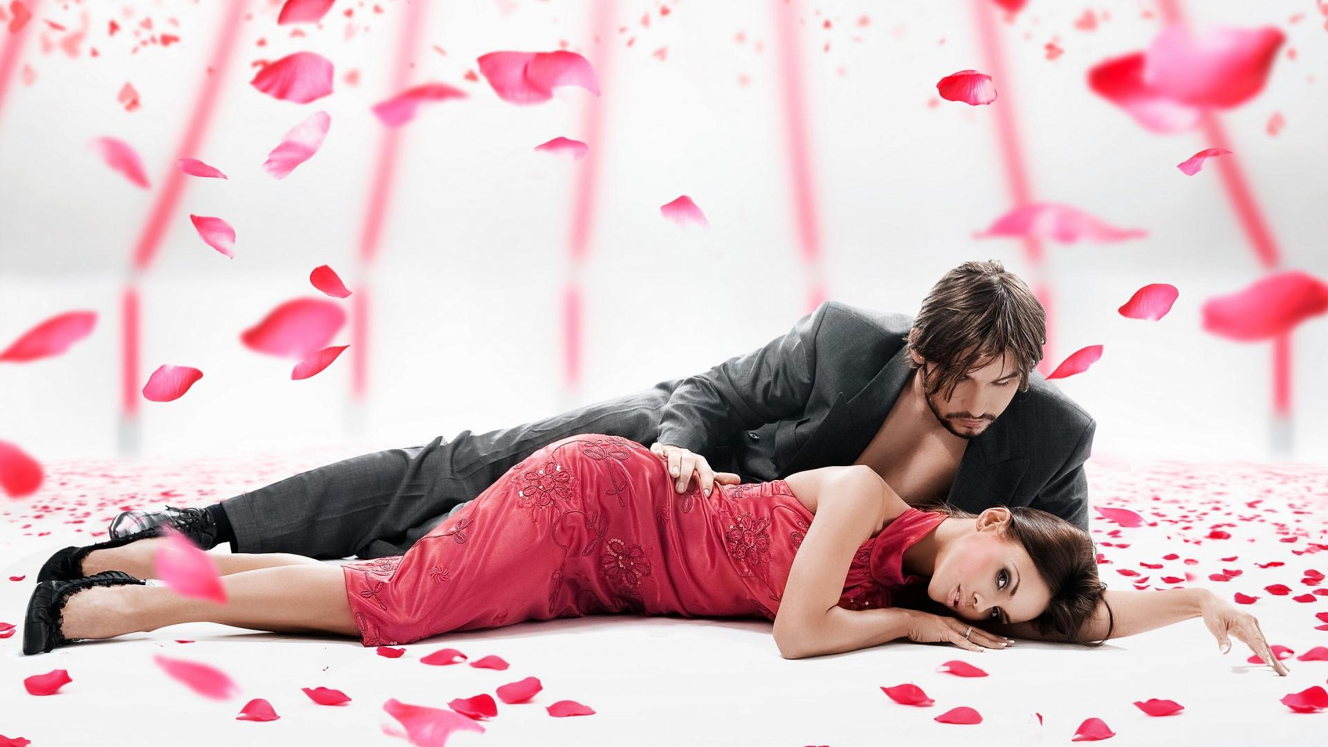 Download 1920x1080 HD Wallpaper couple romantic petal