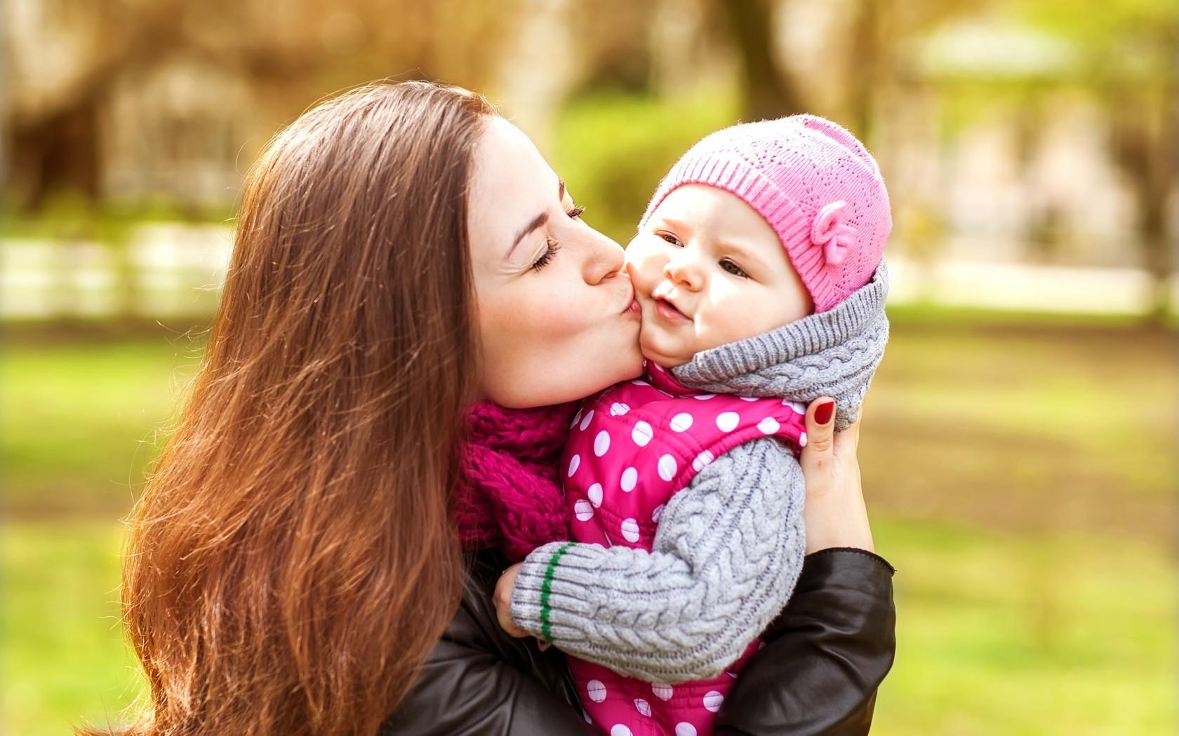 Cute Baby Mom Kiss Love Full HD Wallpaper E1458023994870