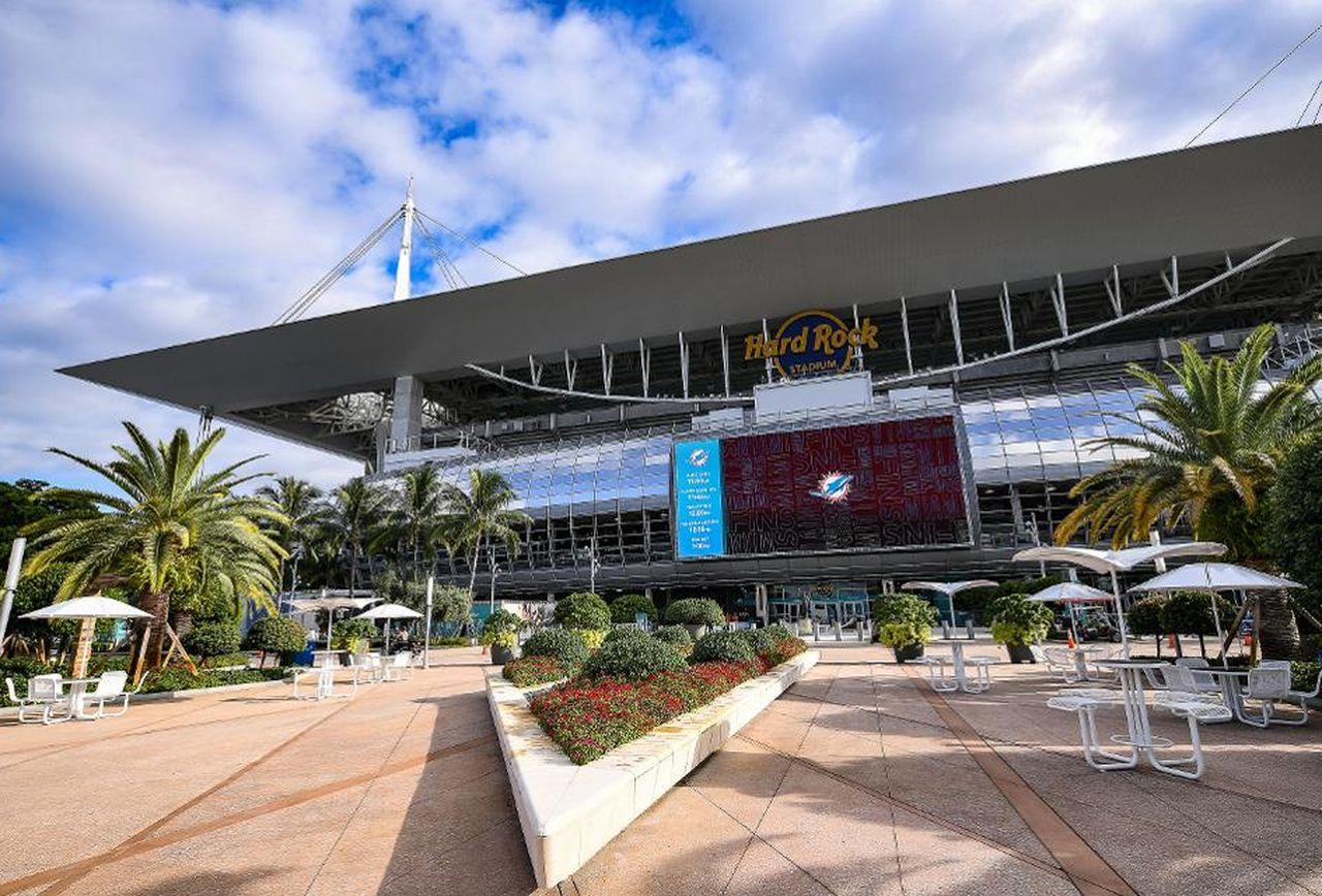 File:Hard Rock Stadium for Super Bowl LIV (49606706998).jpg - Wikimedia  Commons