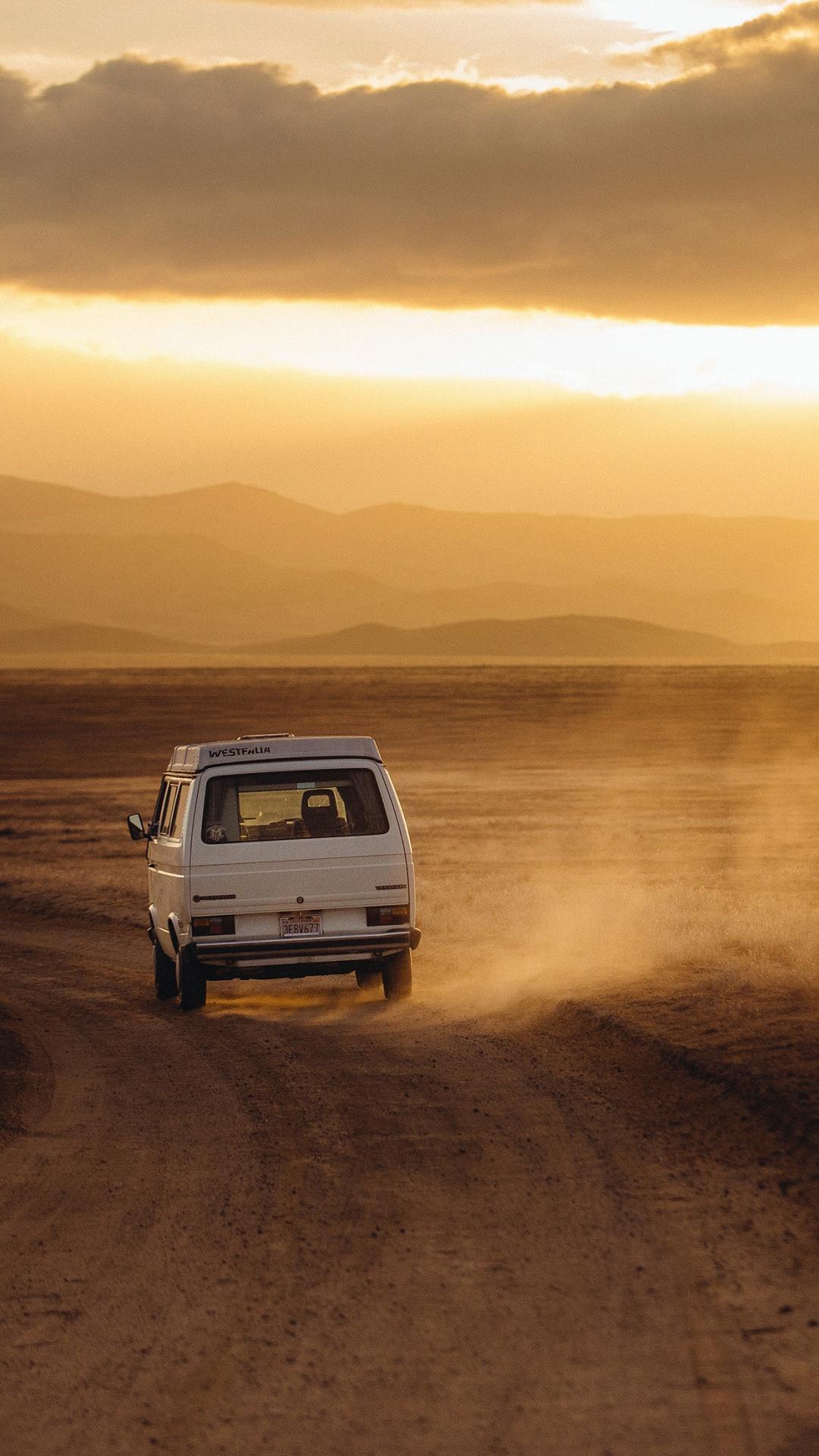 Volkswagen Transporter Desert Roadtrip iPhone 8 Wallpaper