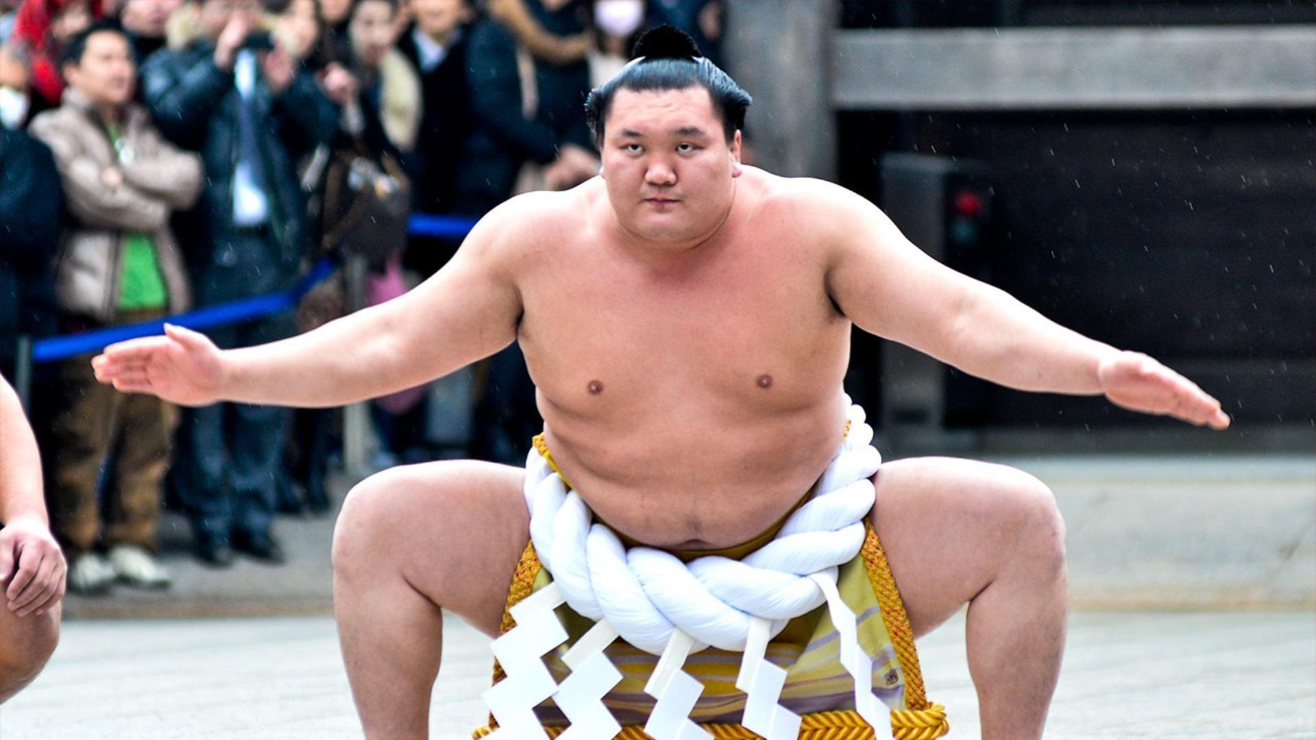 Sumo Wrestlers Run The 100 Meter Dash