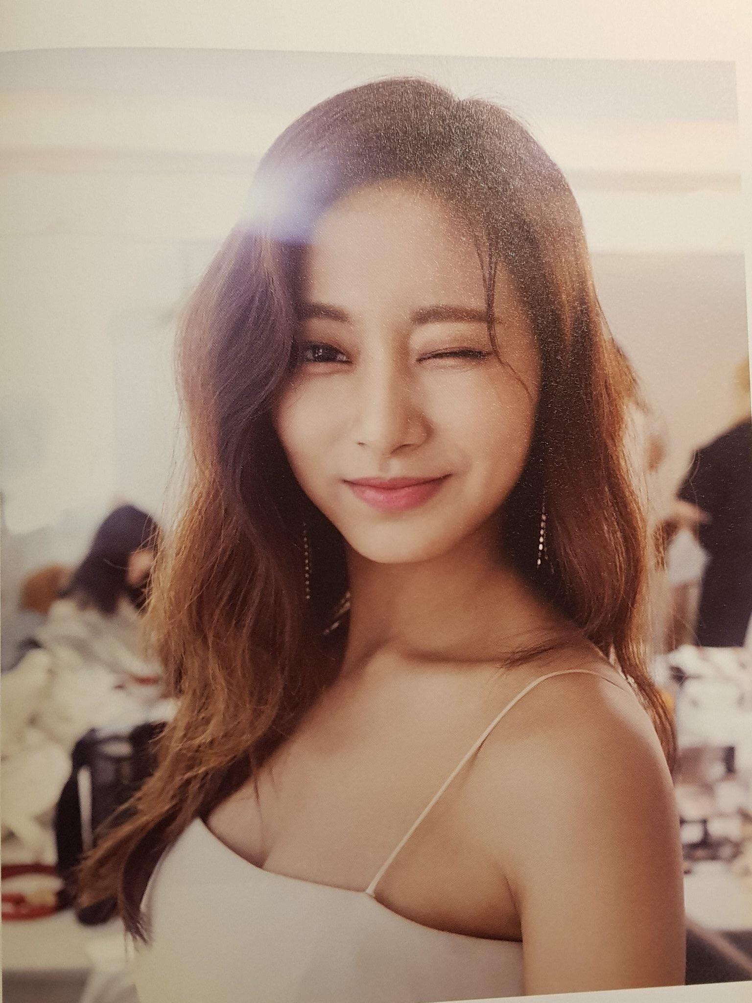 Chou Tzuyu wallpaperx2048