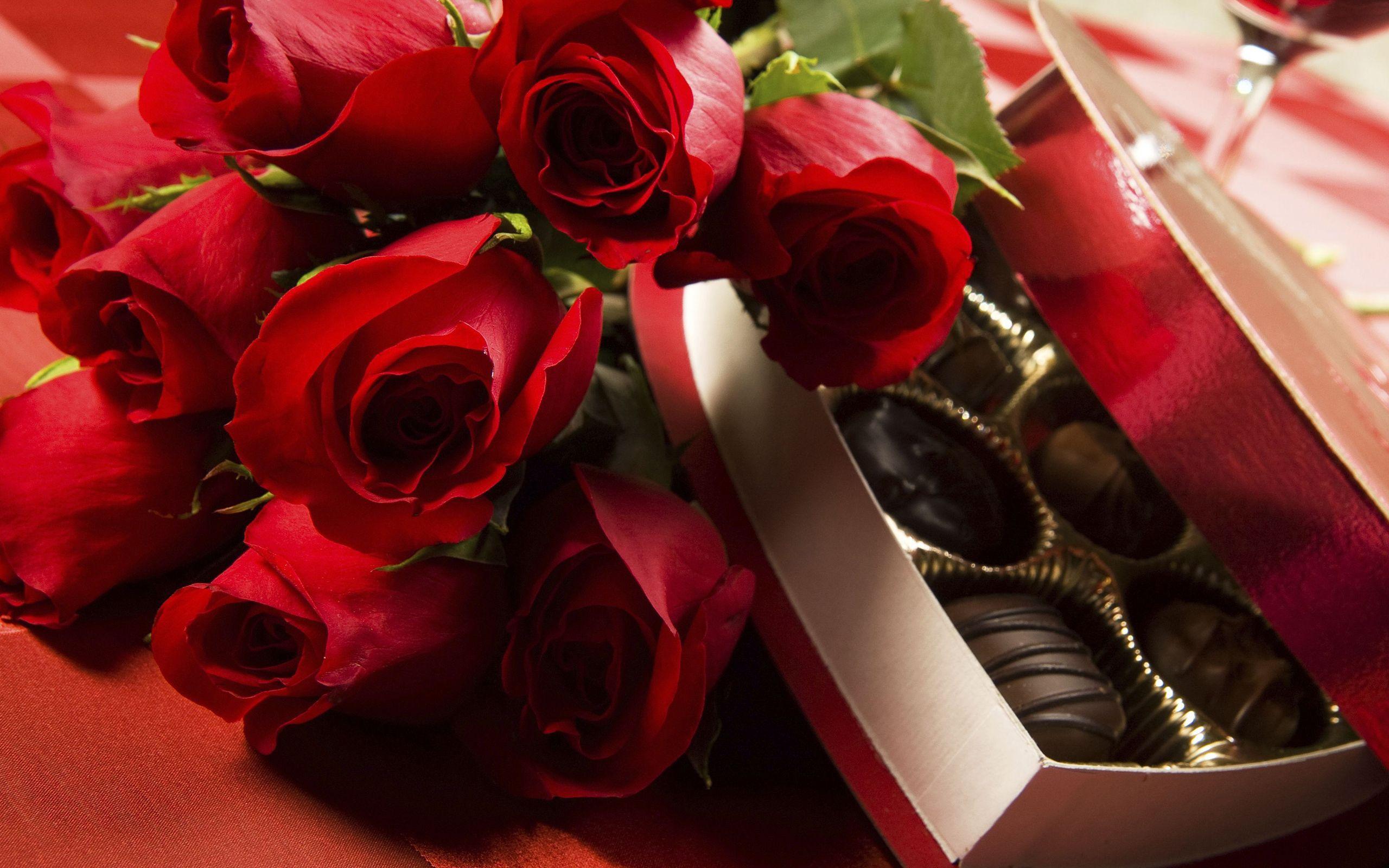 Beautiful Romantic Wallpaper with Roses and Chocolates. Valentines roses, Beautiful valentine, Valentines