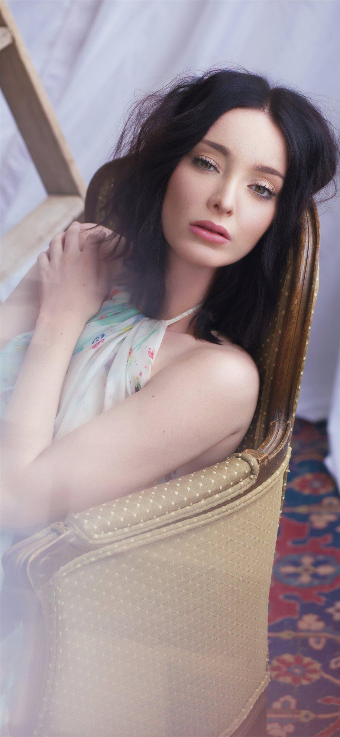 emma dumont grumpy magazine 4k iPhone Wallpaper Free Download