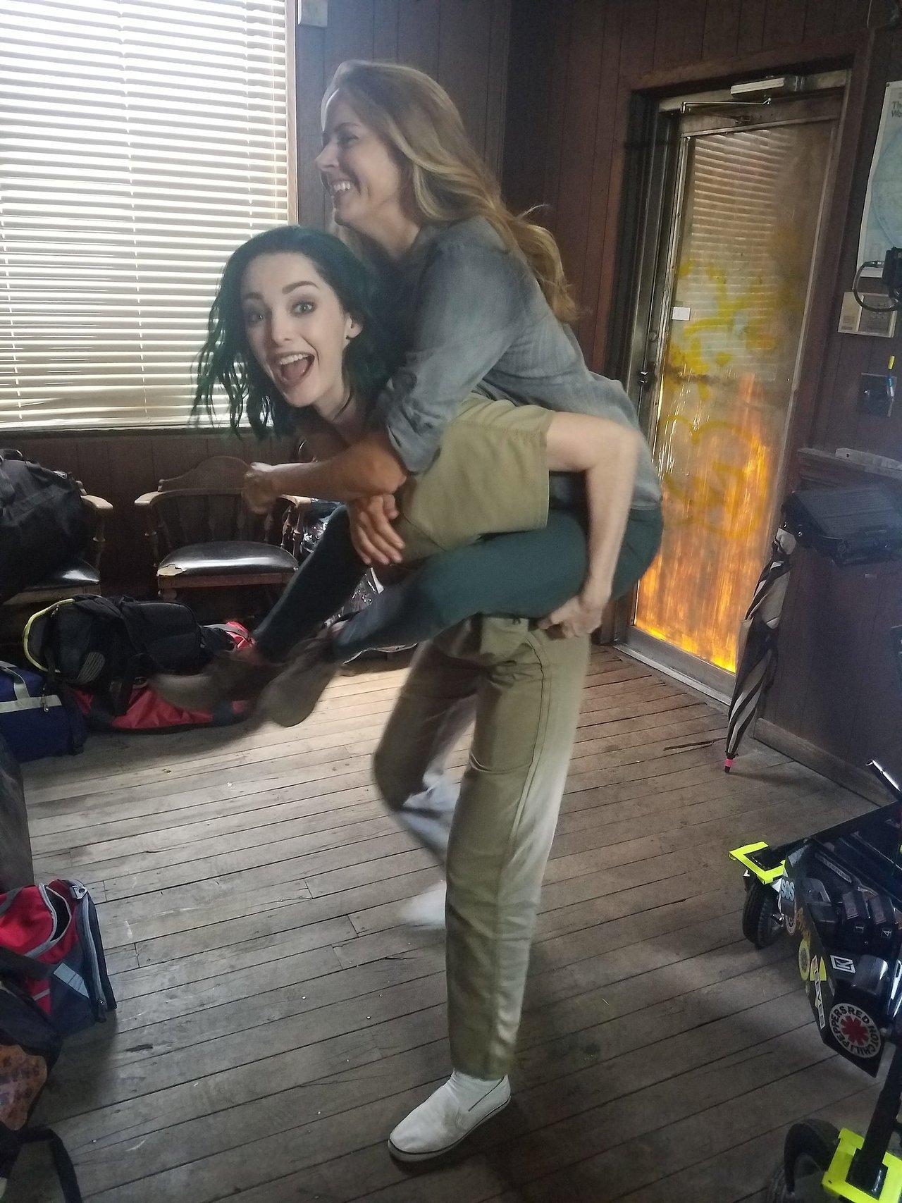 Amy Acker and Emma Dumont Acker Foto