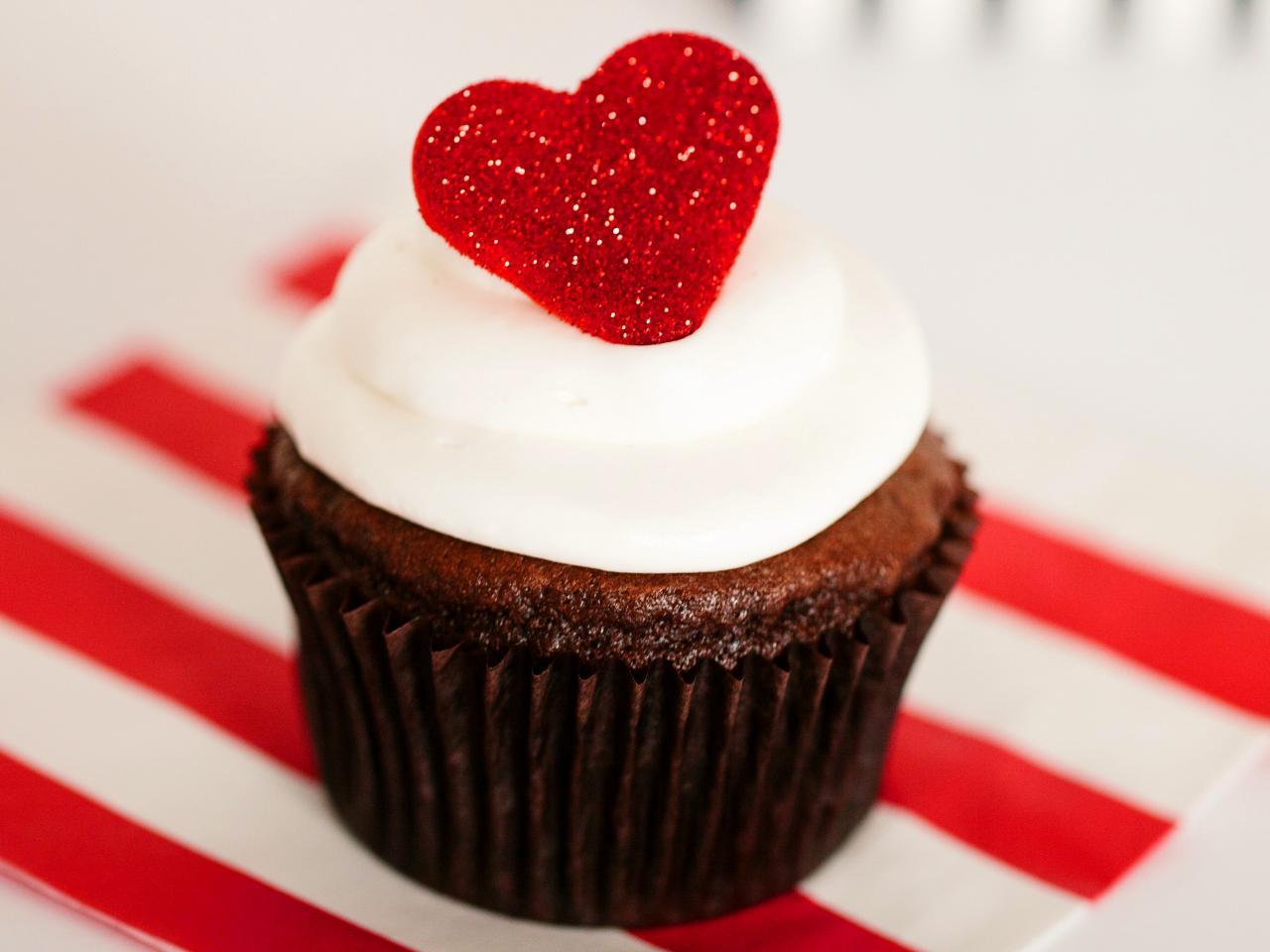 Step By Step Tutorial: Valentine's Day Cupcakes With Fondant Glitter Hearts. How Tos