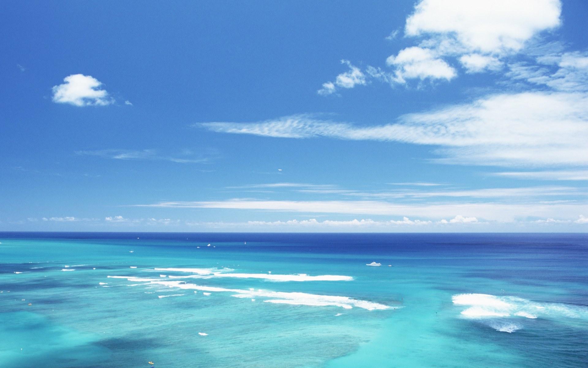 Hawaii Beach's Aquamarine Sea and blue Sky
