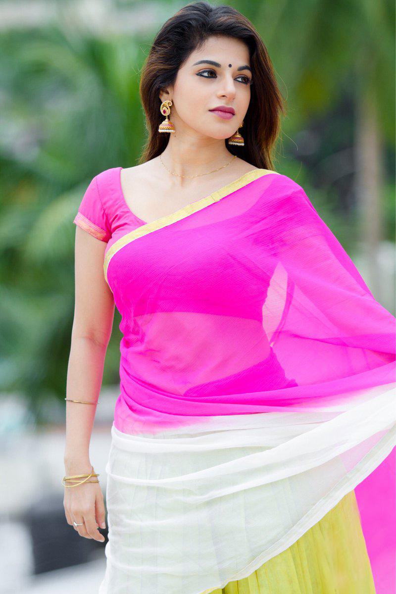 Iswarya Menon Beautiful Picture And Hot Wallpaper