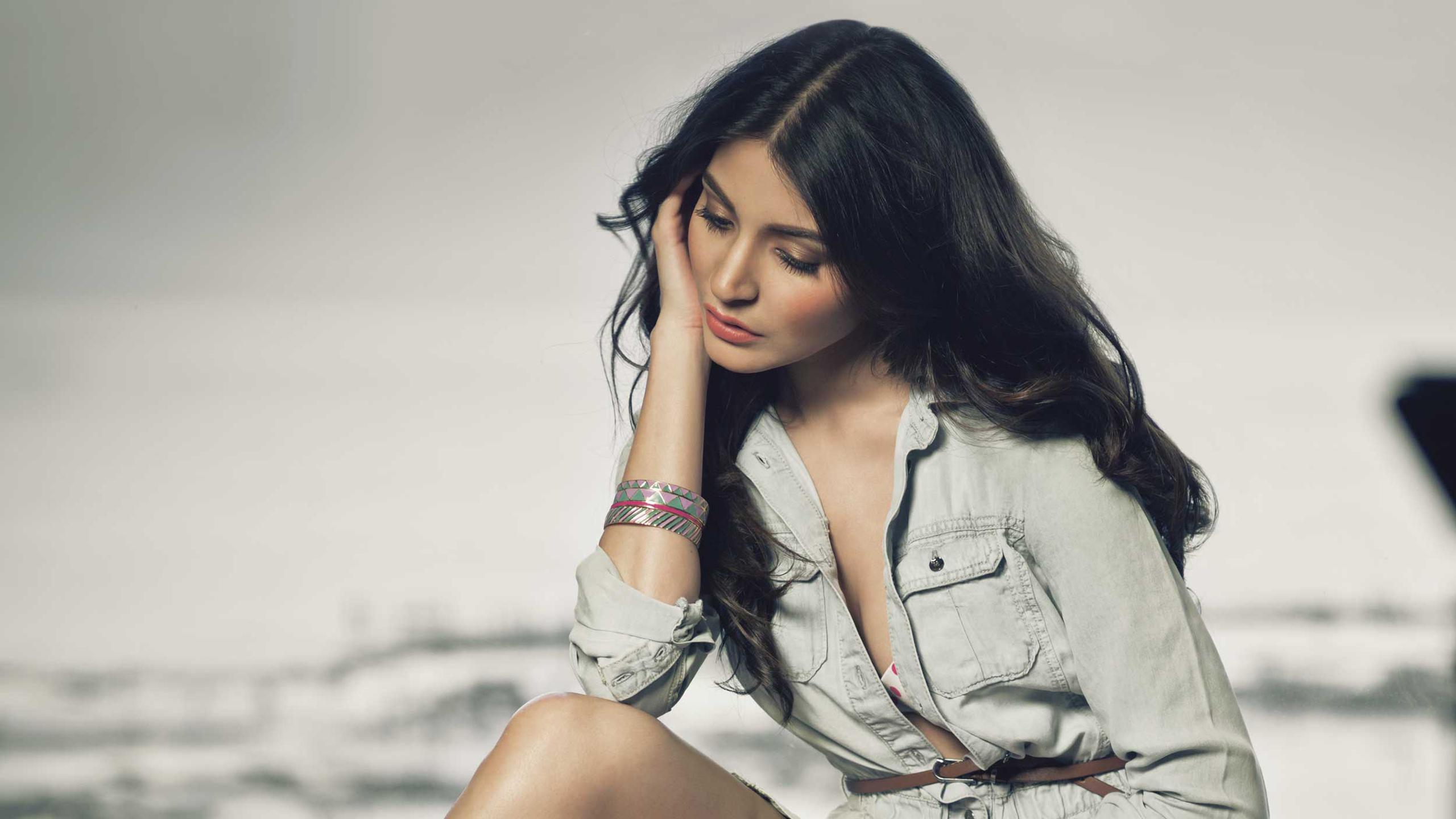 Hot Anushka Sharma Thighs Wallpaper