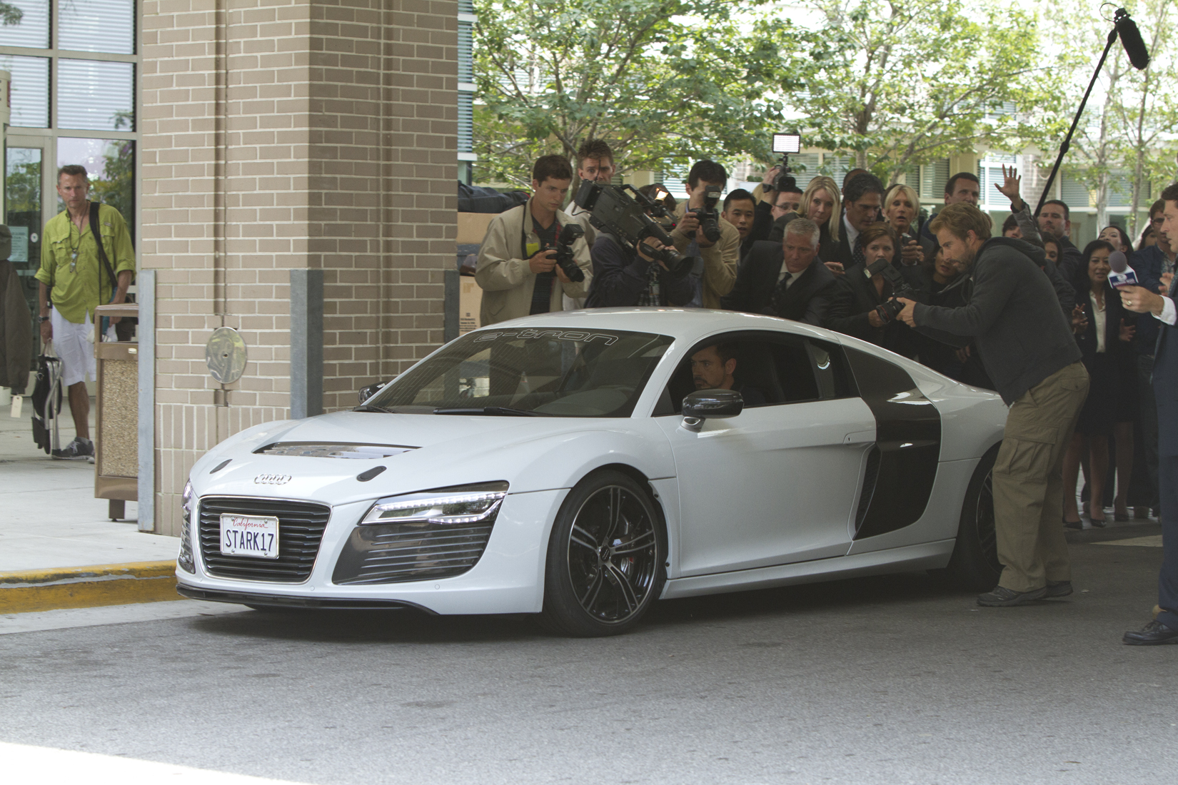Tony Stark Returns To The Audi R8 In Iron Man 3 Picture