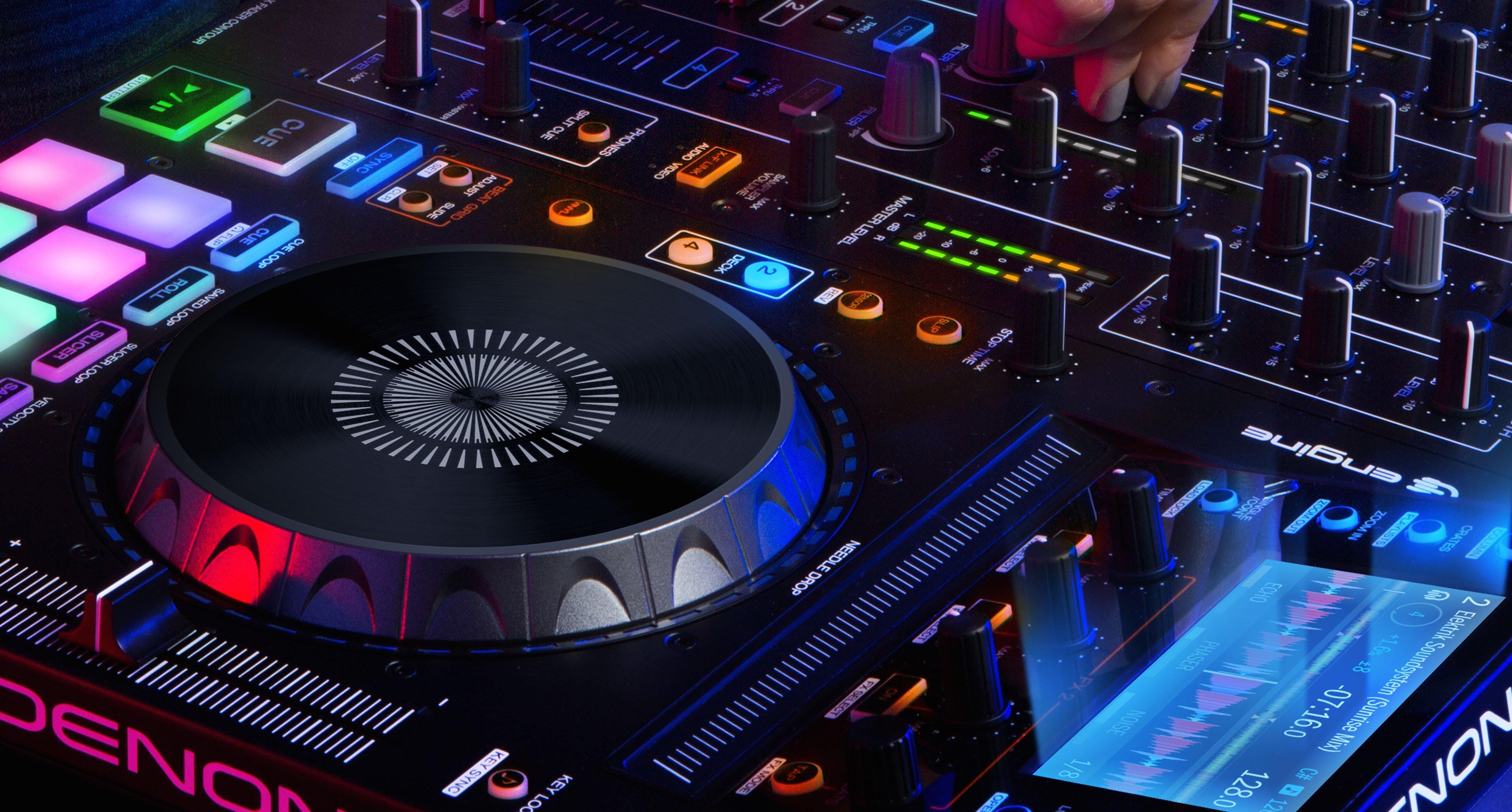 Dj за пультом. сайты для dj с музыкой. красивая девушка диджей. сайты для dj с музыкой. диджей контроллер клуб.