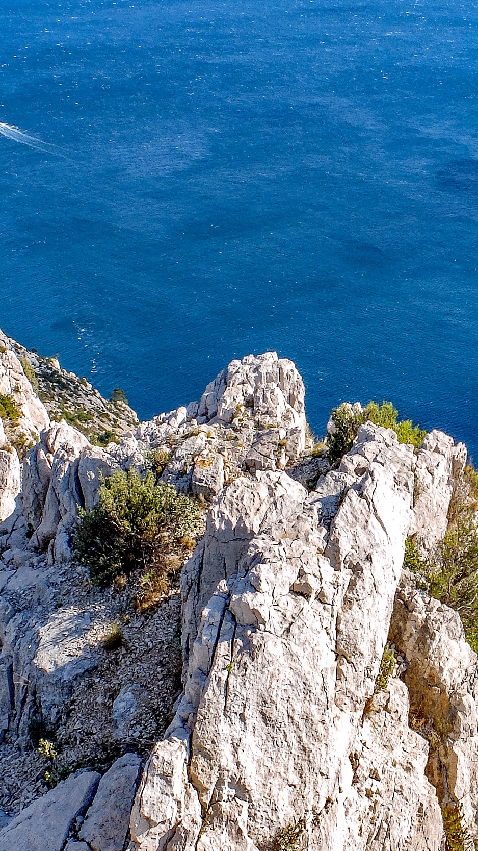 Download wallpaper 938x1668 marseille, france, cliff, sea