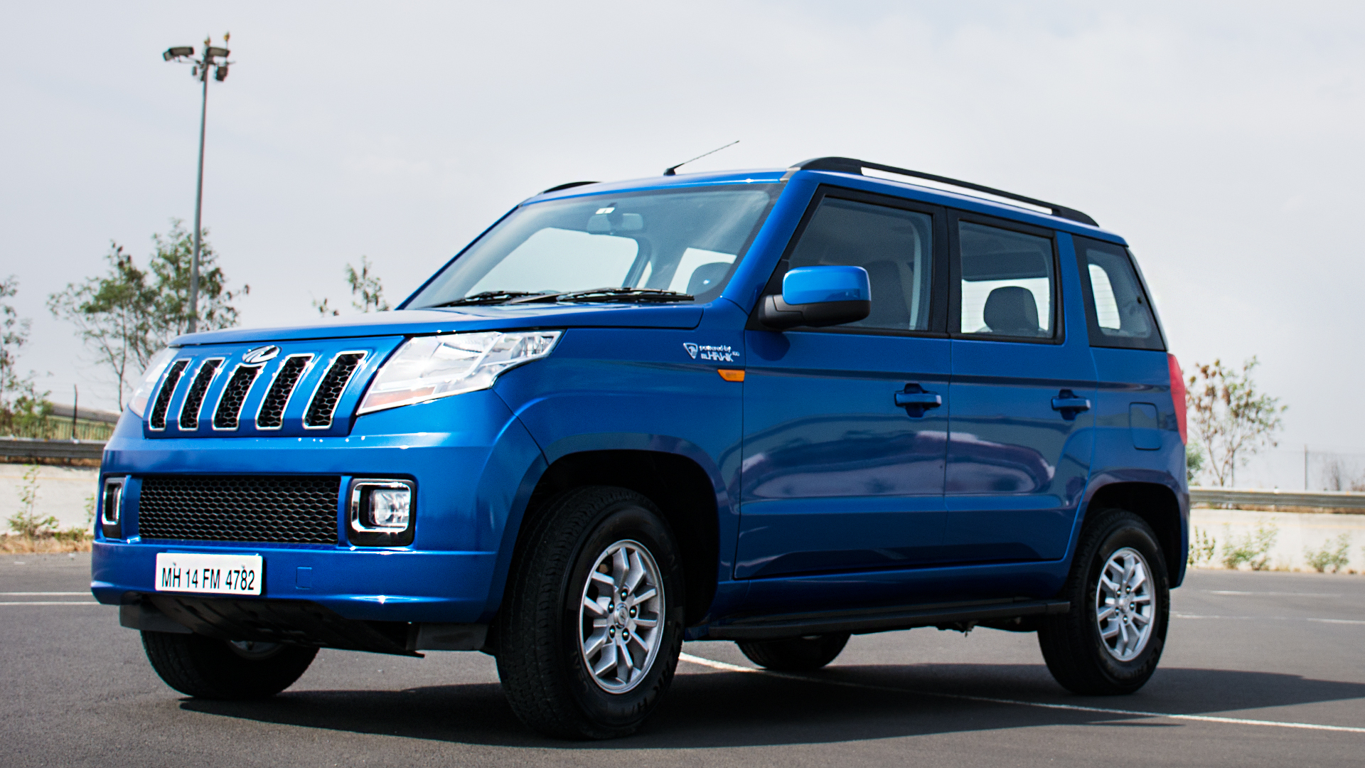 Mahindra TUV300 2019 T4 Plus, Mileage, Reviews