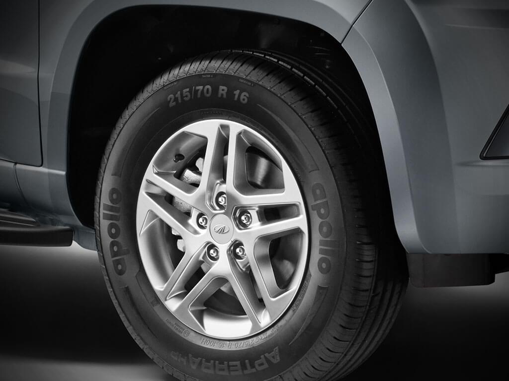 Mahindra TUV300 PLUS Wallpaper. Stylish & Toughest SUV