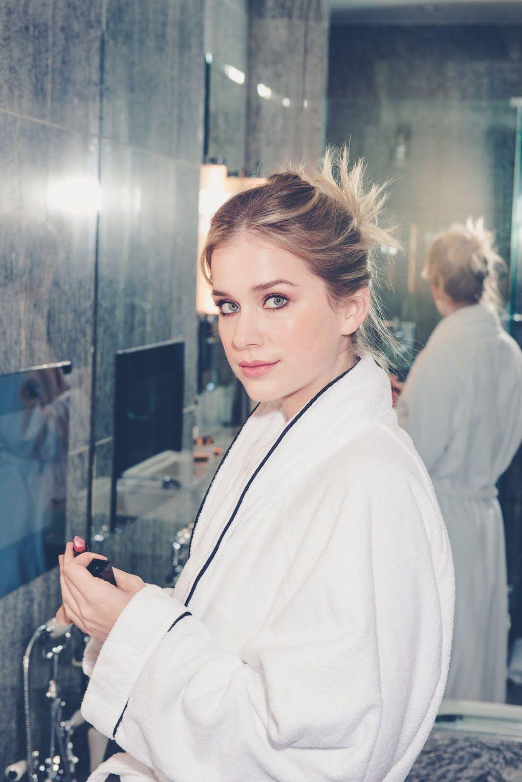 Elizabeth Lail Phone Wallpapers - Wallpaper Cave