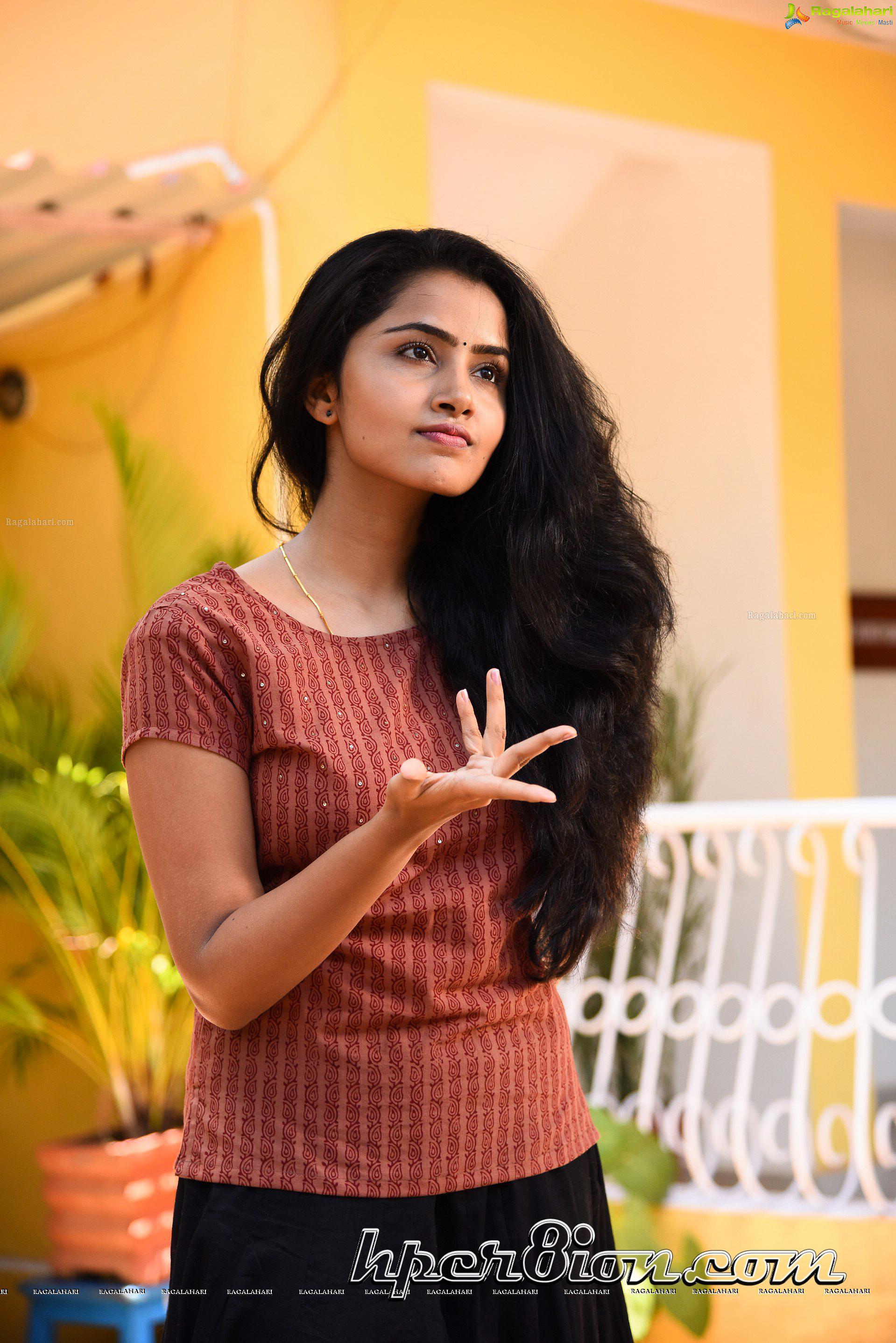 Anupama Parameswaran Photo Pics Stills image Picture HD