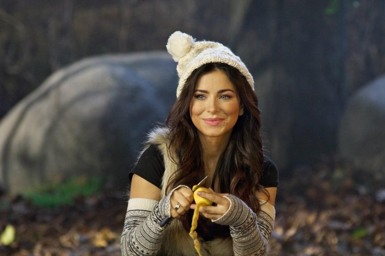 White crochet cap, Ani Lorak, brunette, detached sleeves