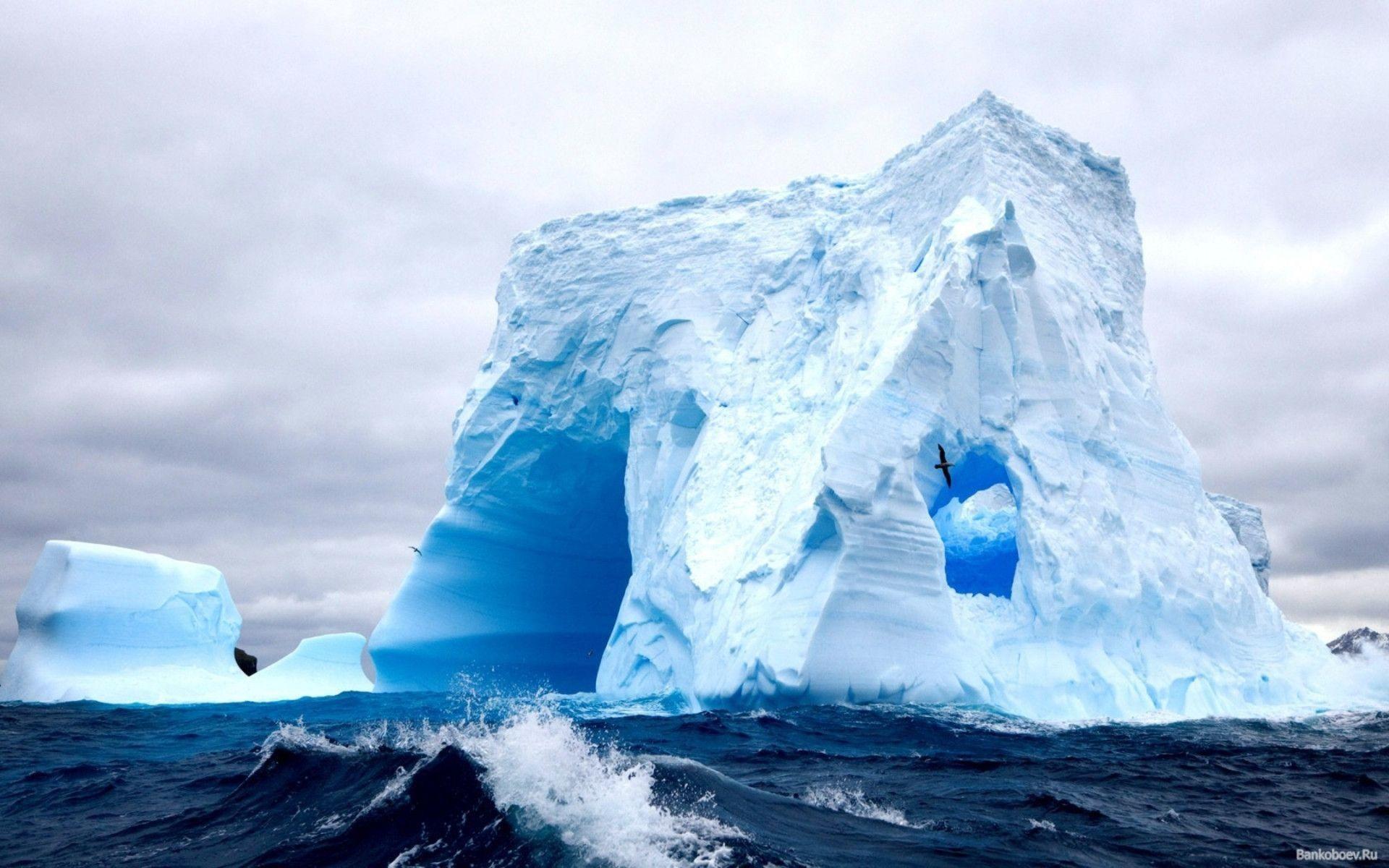 Iceberg Wallpaper