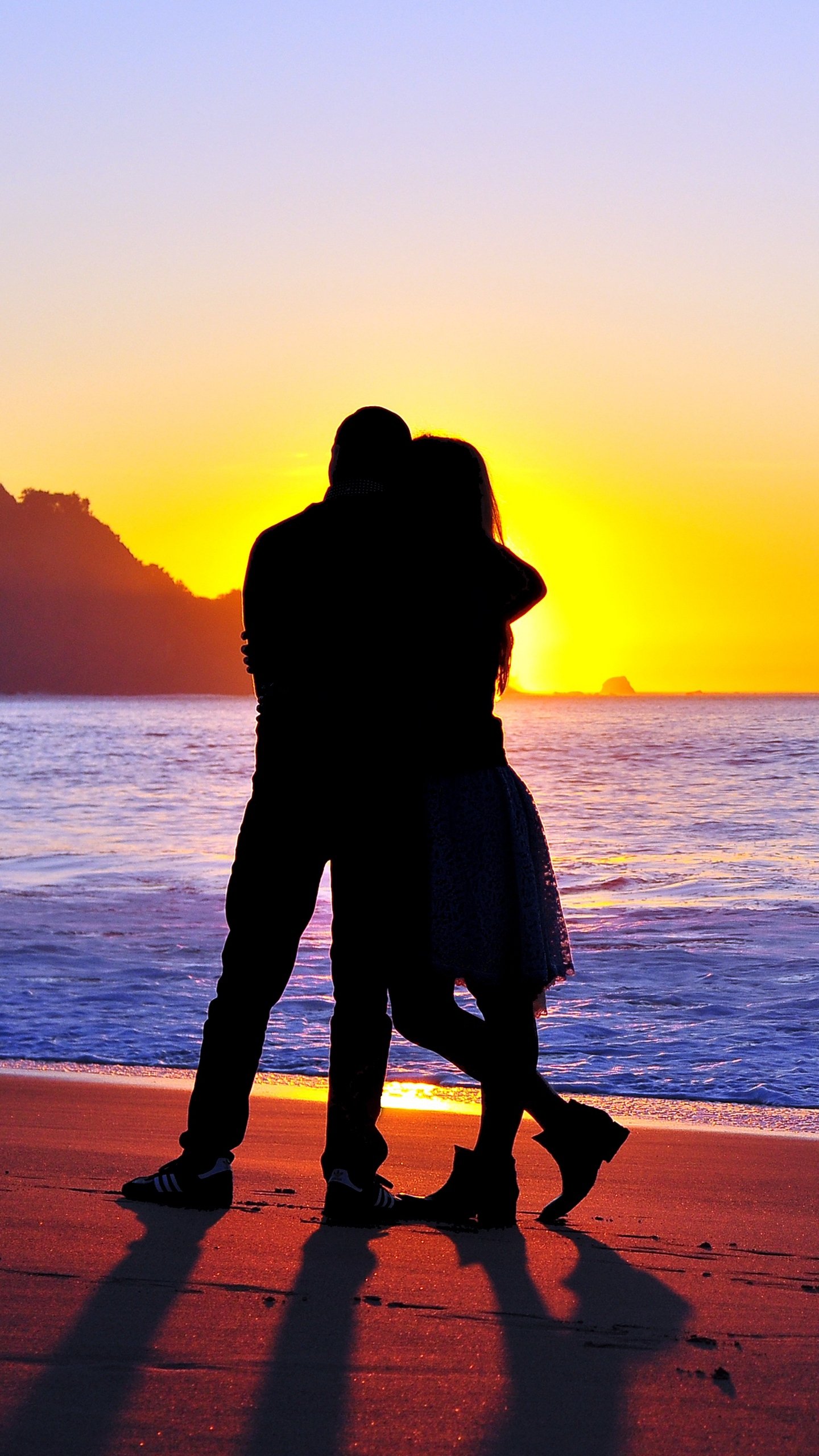 Download wallpaper 1440x2560 couple, silhouettes, hugs, love