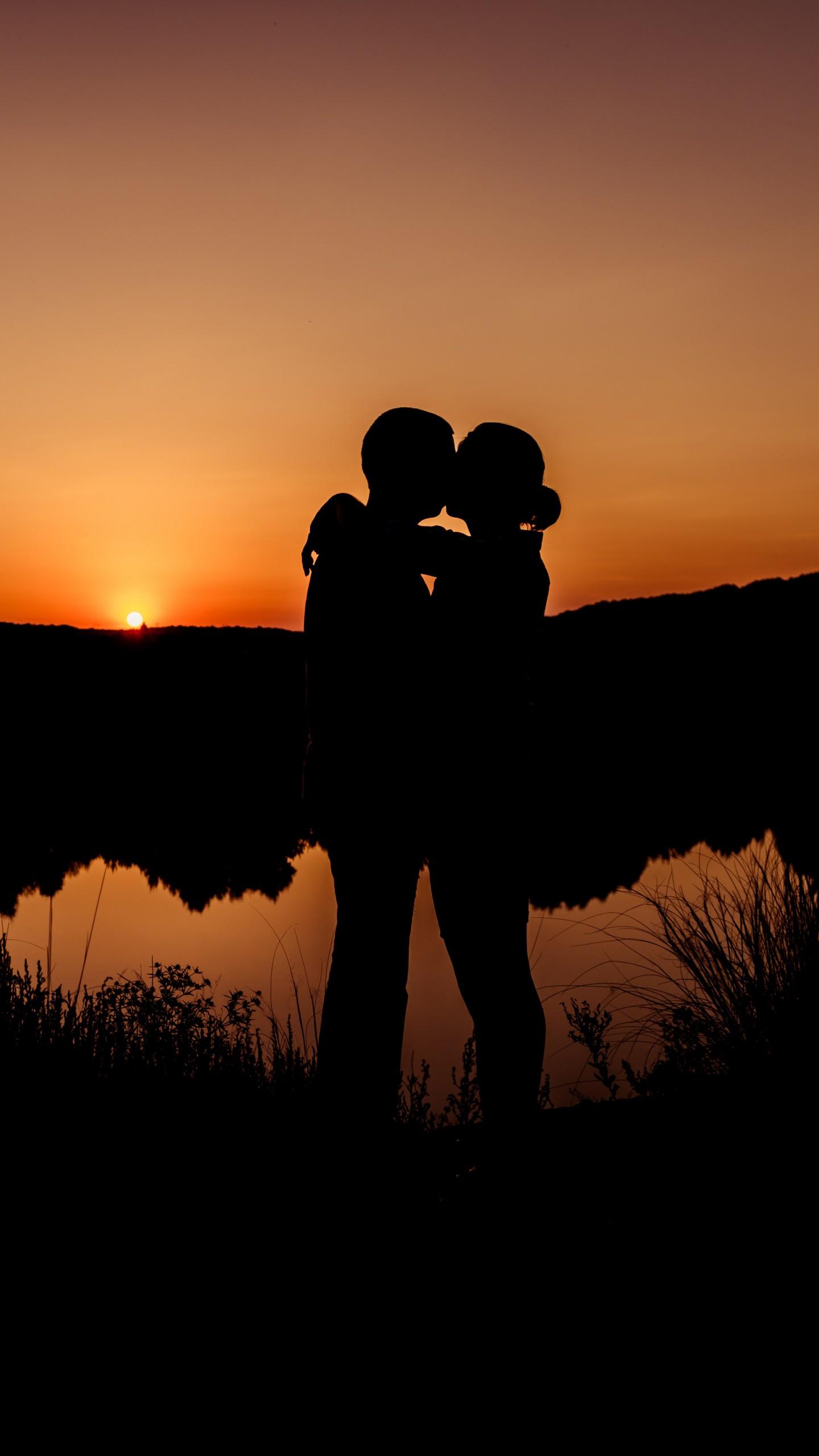 Love / Romantic Kiss Wallpaper Couple Sunset